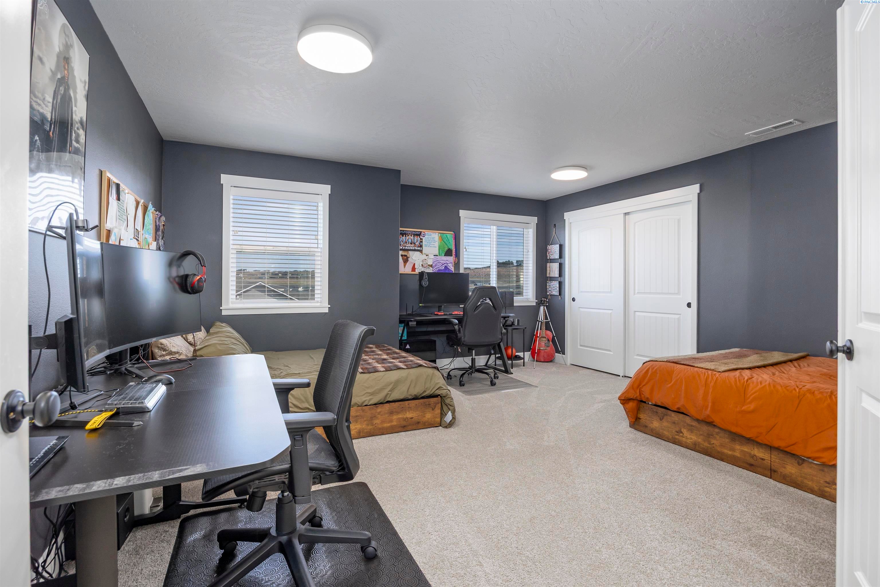 Kennewick, Washington, 99338, United States, 5 Bedrooms Bedrooms, ,3 BathroomsBathrooms,Residential,For Sale,1984207