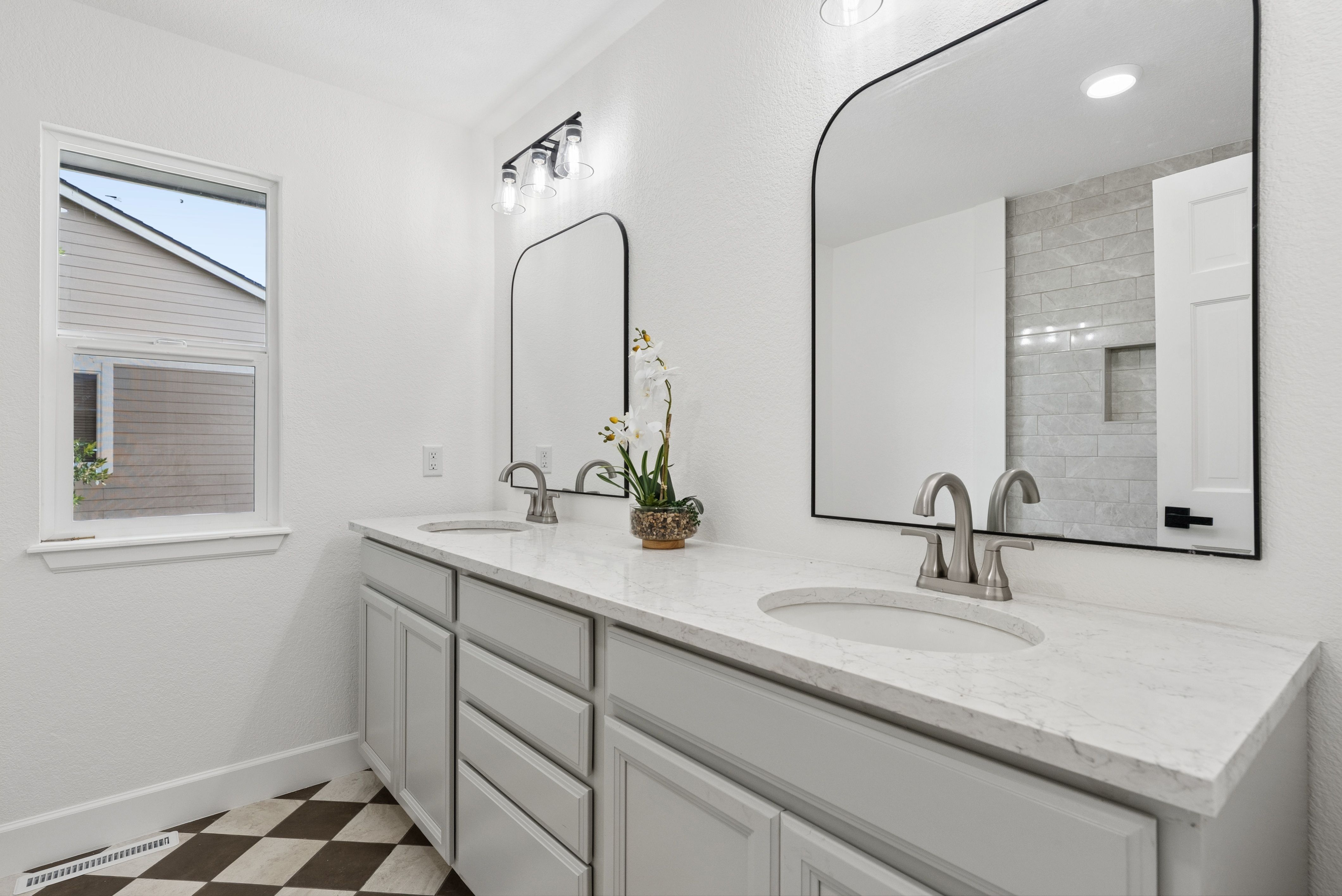  Nestled on a cul-de-sac in the sought-after Piney Creek neighborhood, - 物件實景