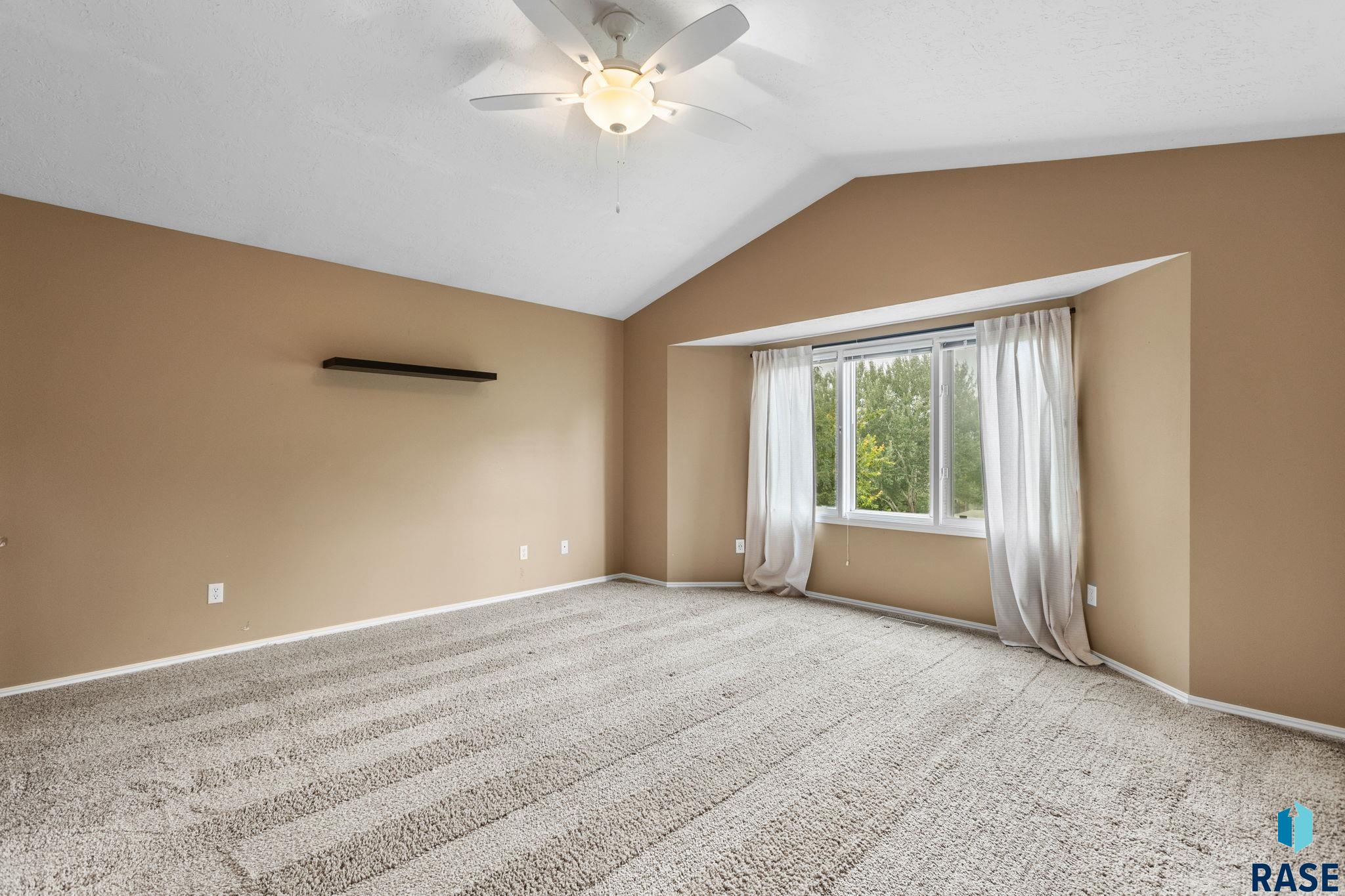 Sioux Falls, South Dakota, 57103, United States, 5 Bedrooms Bedrooms, ,2 BathroomsBathrooms,Residential,For Sale,1908912