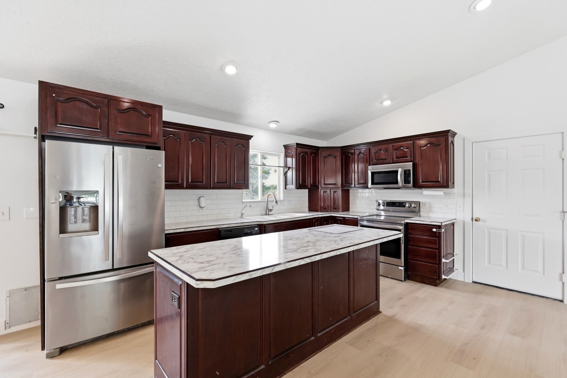  NO HOA 3Bed, 2Bath, 2.5 Car Garage Rv Parking, New Flooring and Paint - 物件實景