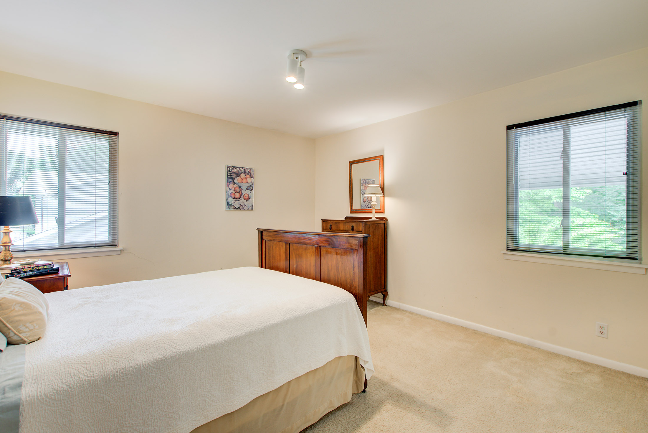  Mid-Century Modern Home on a Beautifully Landscaped Private Lot - 物件實景