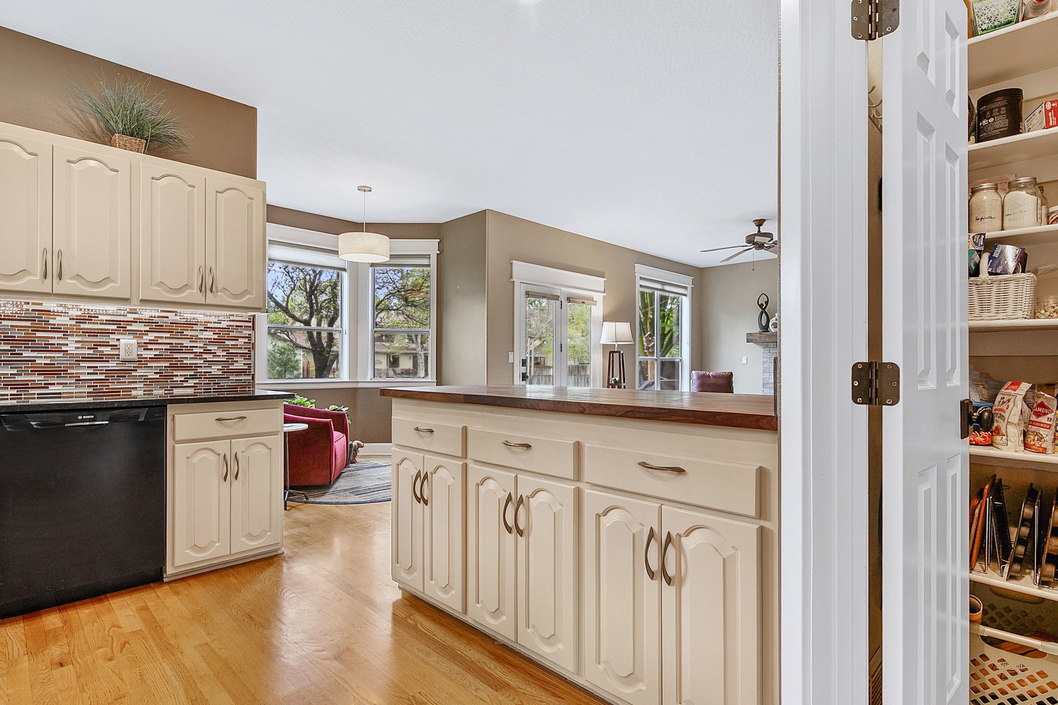  Spacious Updated Home Backs To Park With Scenic Foothills Views - 物件實景