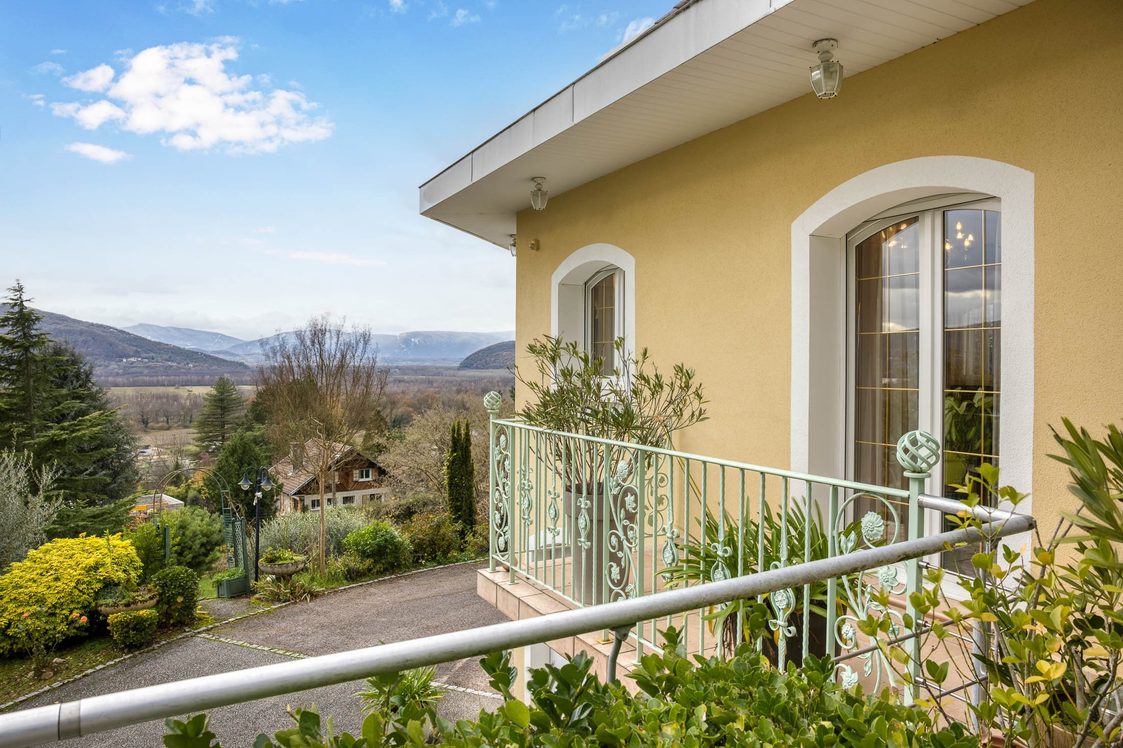 Exceptional Property with Lake and Mountain Views - 物件實景