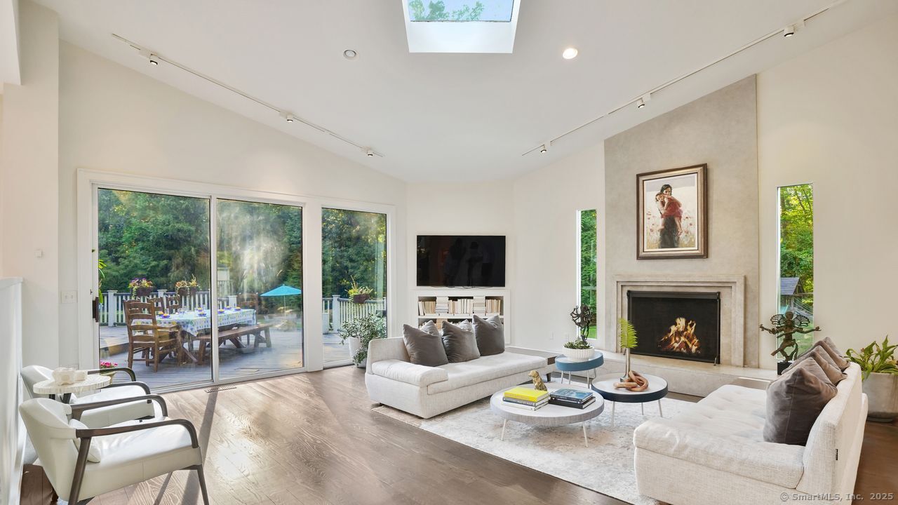 Westport, Connecticut, 06880, United States, 4 Bedrooms Bedrooms, ,4 BathroomsBathrooms,Residential,For Sale,1991642