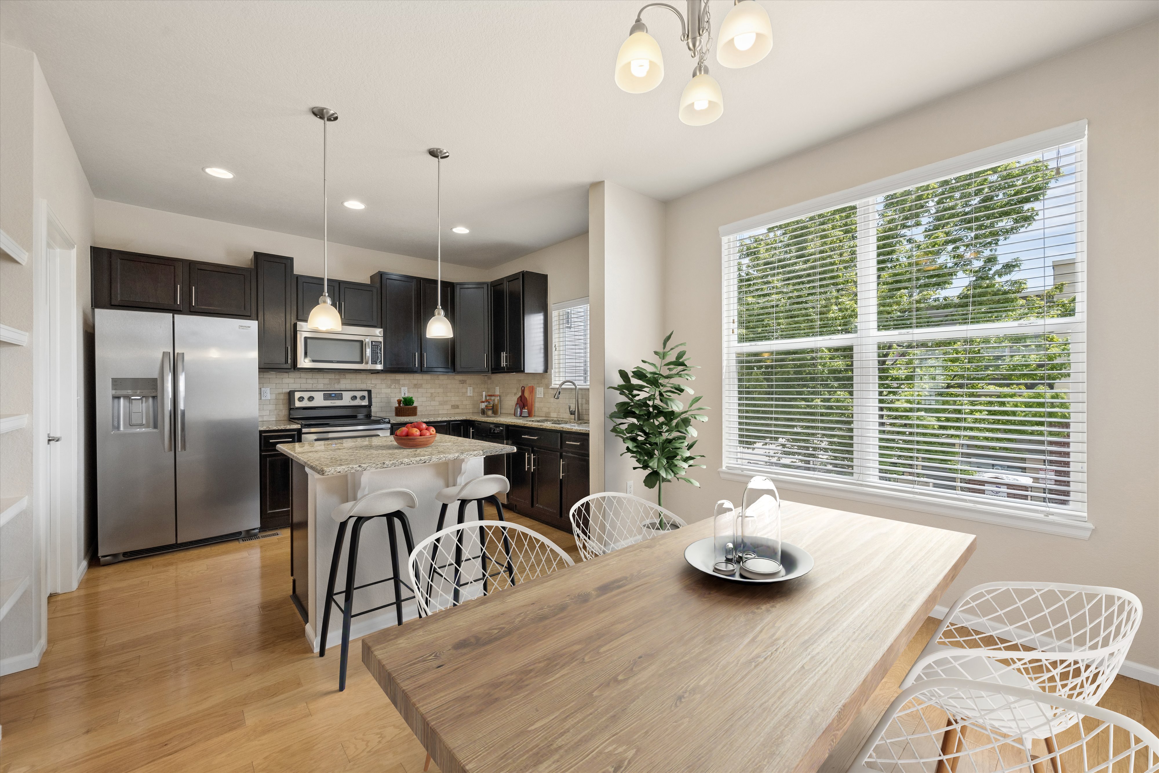  Elevated, Low-Maintenance Living In This Stylish Townhome - 物件實景