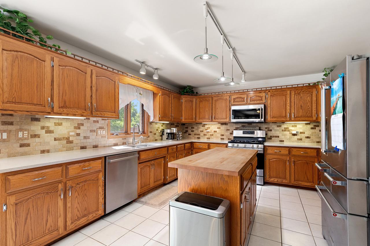 17815 Iroquois, Tinley Park, Illinois, 60477, United States, 5 Bedrooms Bedrooms, ,4 BathroomsBathrooms,Residential,For Sale,17815 Iroquois,1635581