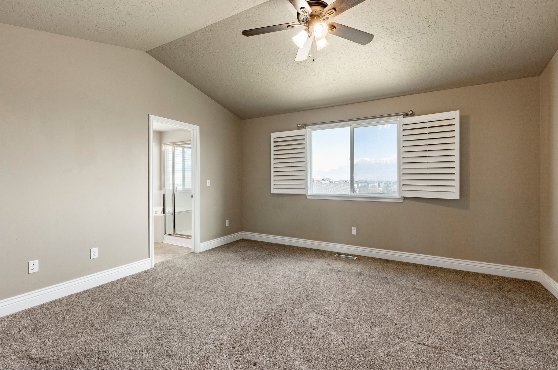  Stunning Views, Walkout Basement - 物件實景