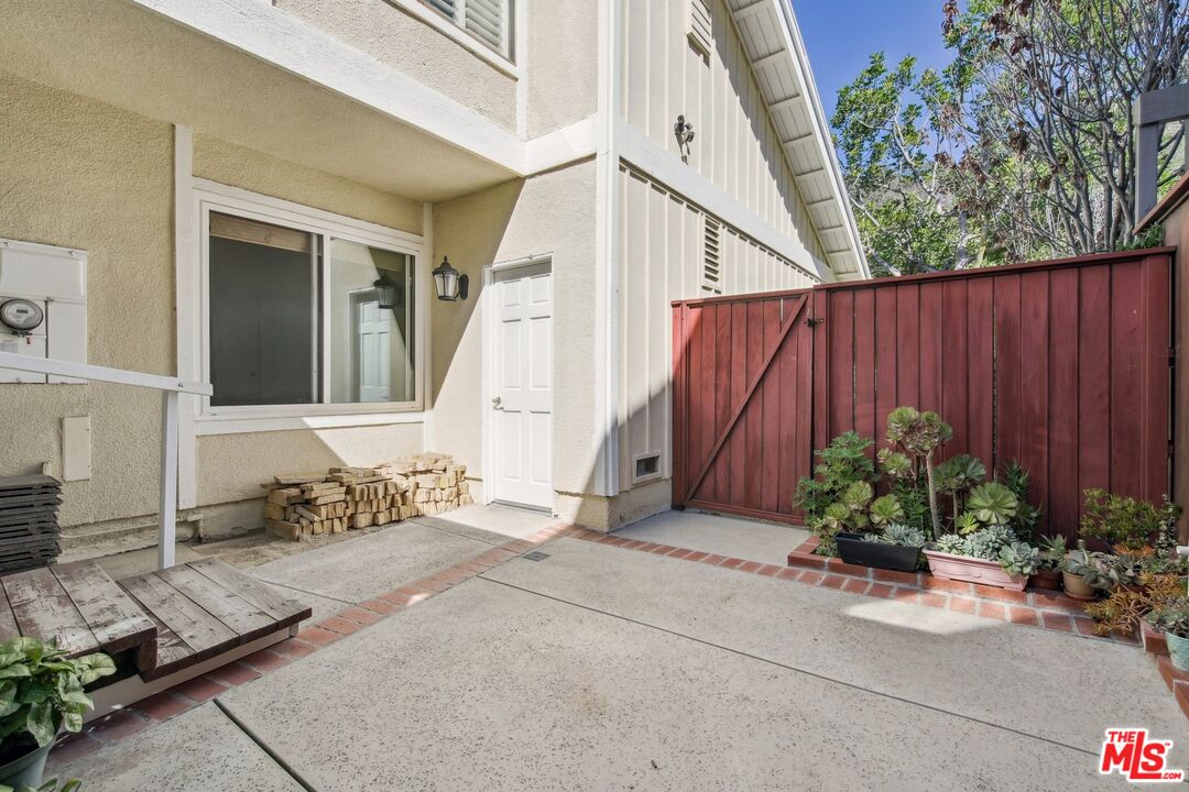 Pacific Palisades, California, 90272, United States, 4 Bedrooms Bedrooms, ,3 BathroomsBathrooms,Residential,For Sale,1989608