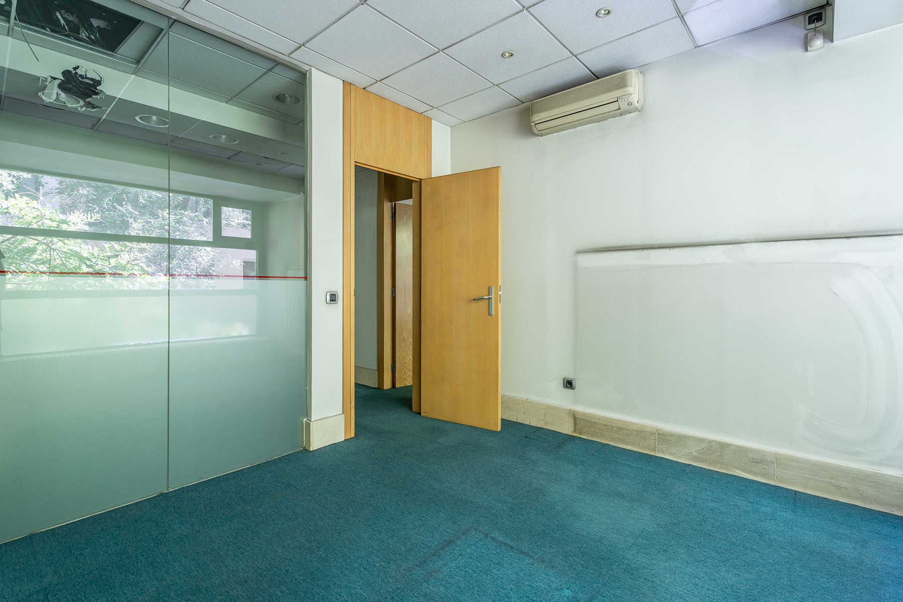  Recoletos: transformable office into a home with 9 windows. Madrid - 物件實景