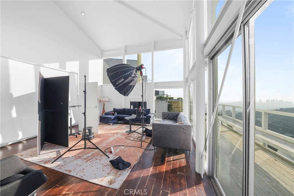Los Angeles, California, 90069, United States, 3 Bedrooms Bedrooms, ,1 BathroomBathrooms,Residential,For Sale,1897836