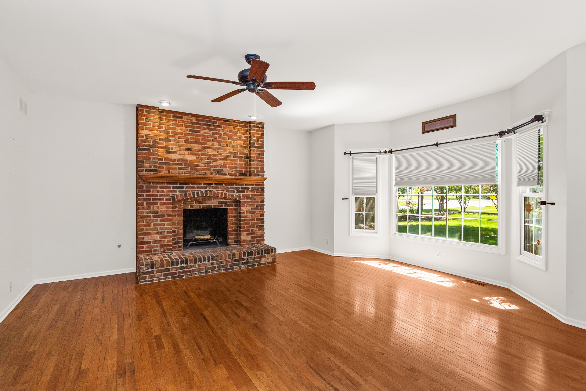  Stunning Corner Lot Brick and Cedar Georgian Estate - 物件實景