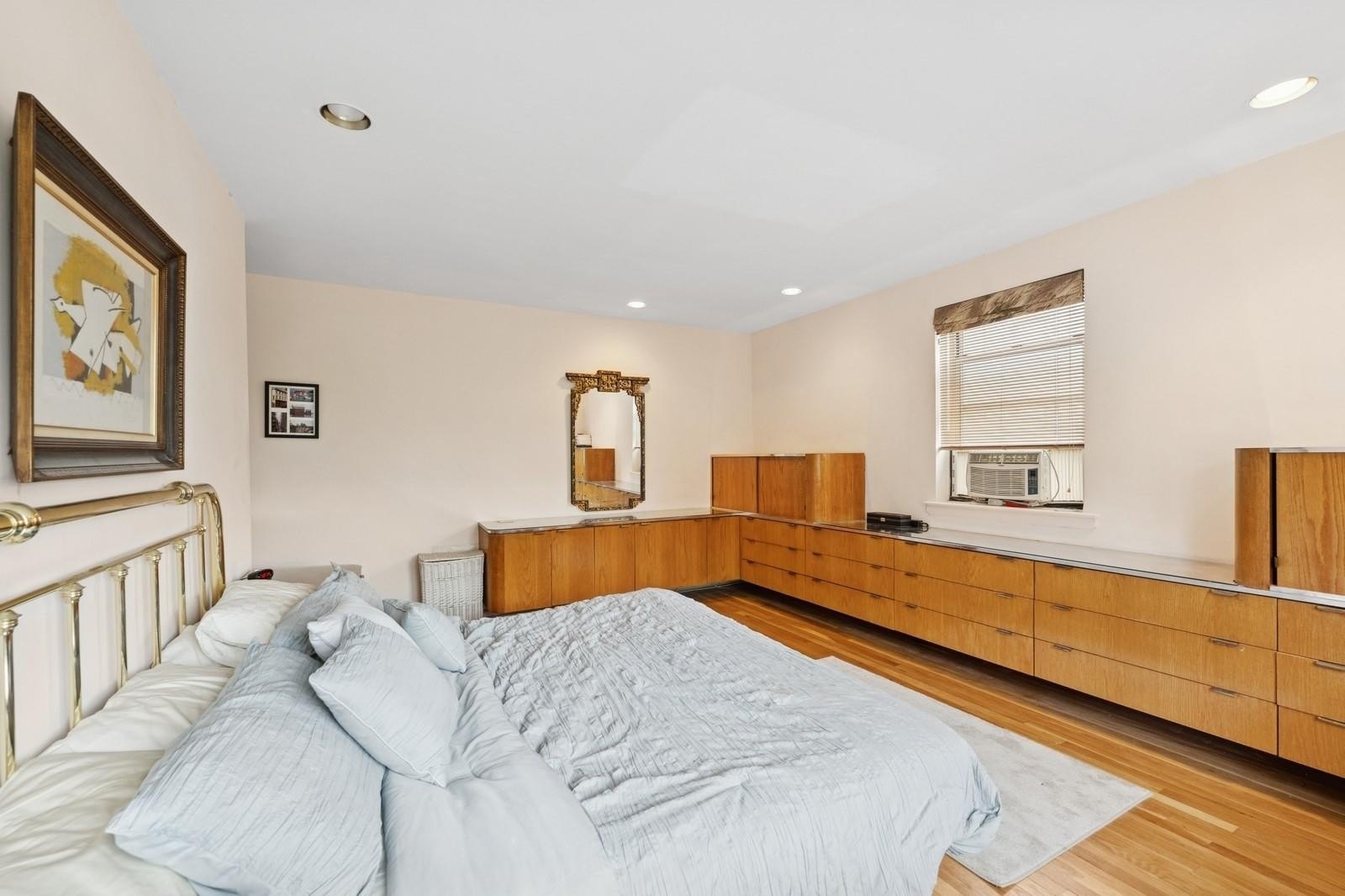 Beechhurst, New York, 11357, United States, 3 Bedrooms Bedrooms, ,2 BathroomsBathrooms,Residential,For Sale,1865157