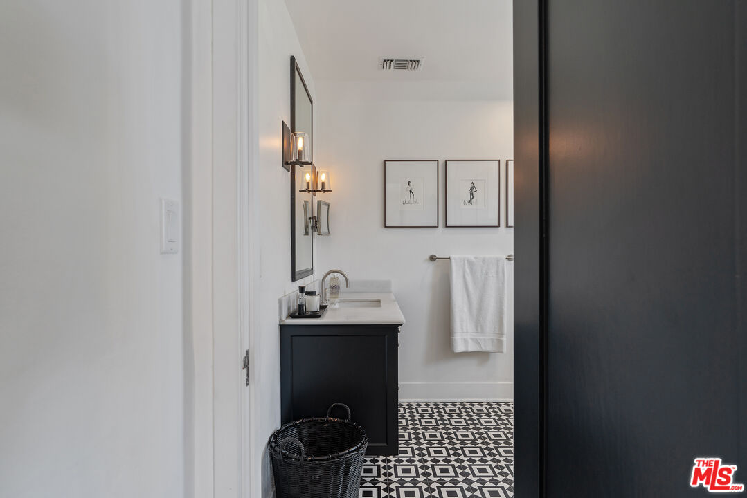 Los Angeles, California, 90020, United States, 5 Bedrooms Bedrooms, ,5 BathroomsBathrooms,Residential,For Sale,1939583