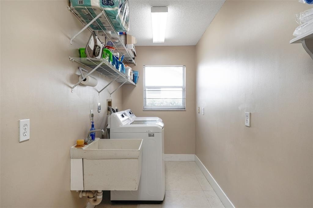 Davie, Florida, 33324, United States, 4 Bedrooms Bedrooms, ,3 BathroomsBathrooms,Residential,For Sale,1975060