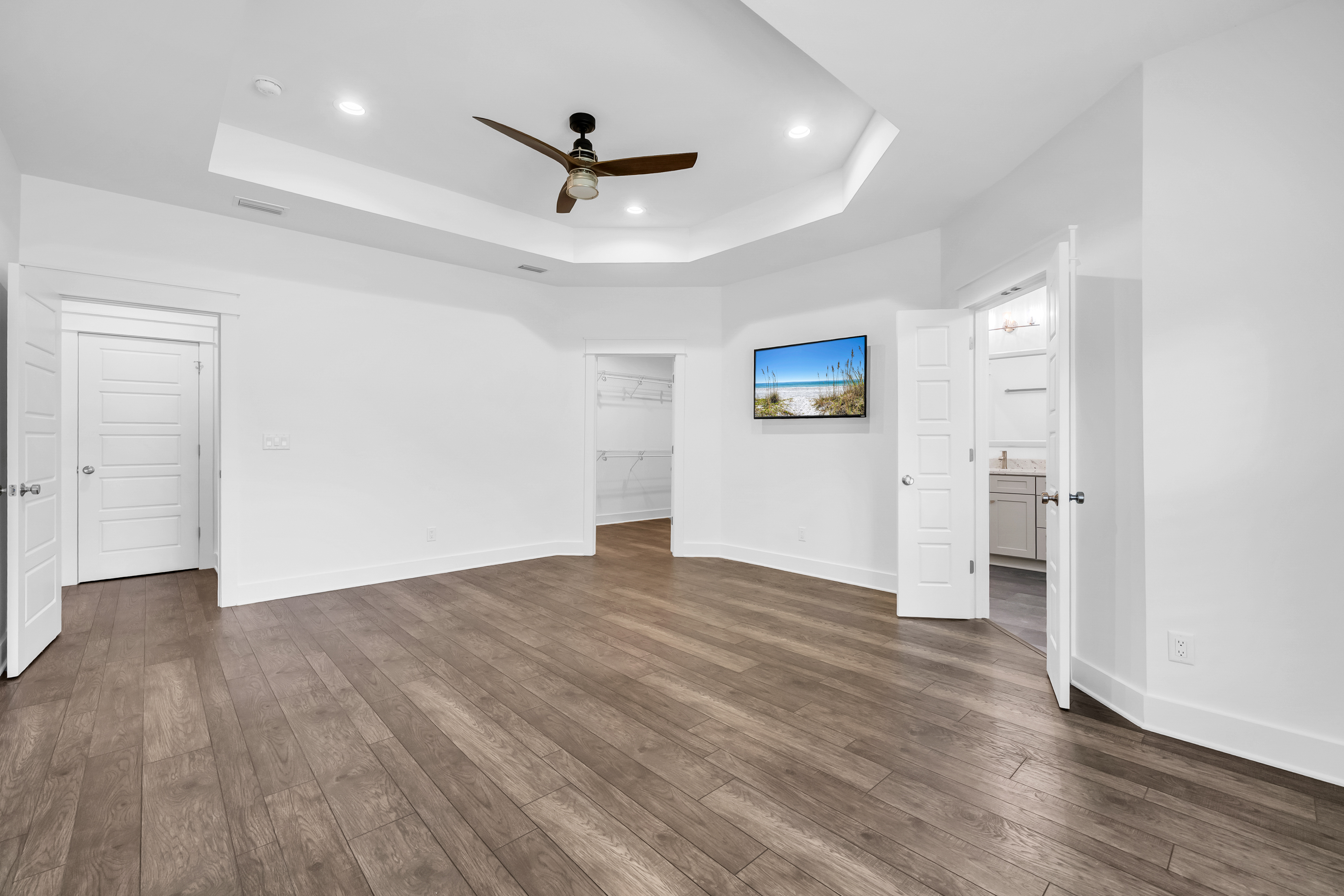  Move-In Ready Brick Home with Spacious Fenced Backyard Near the Bay - 物件實景