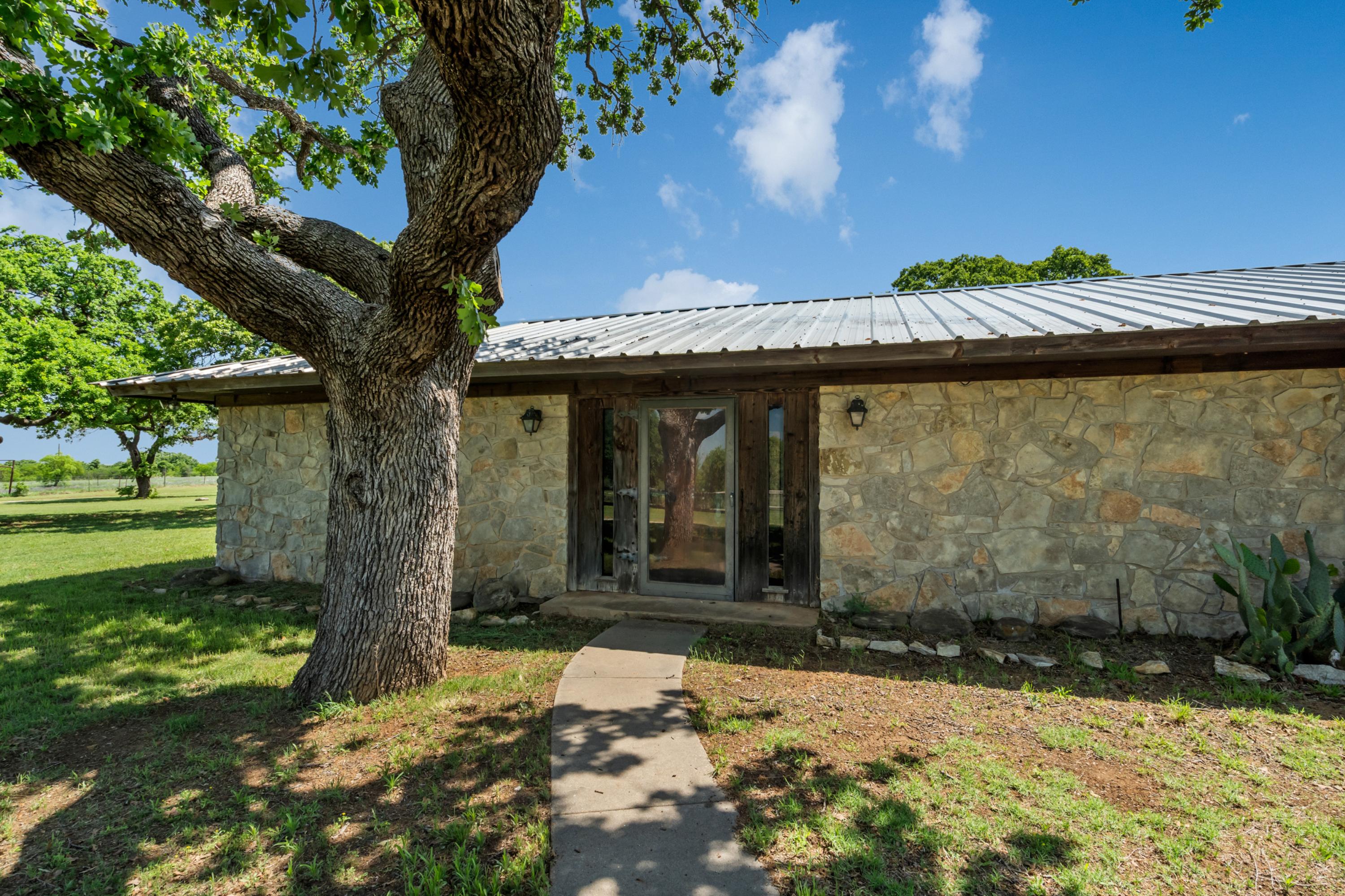  Ranch Style Rock Home on Private 80 Acres - 物件實景