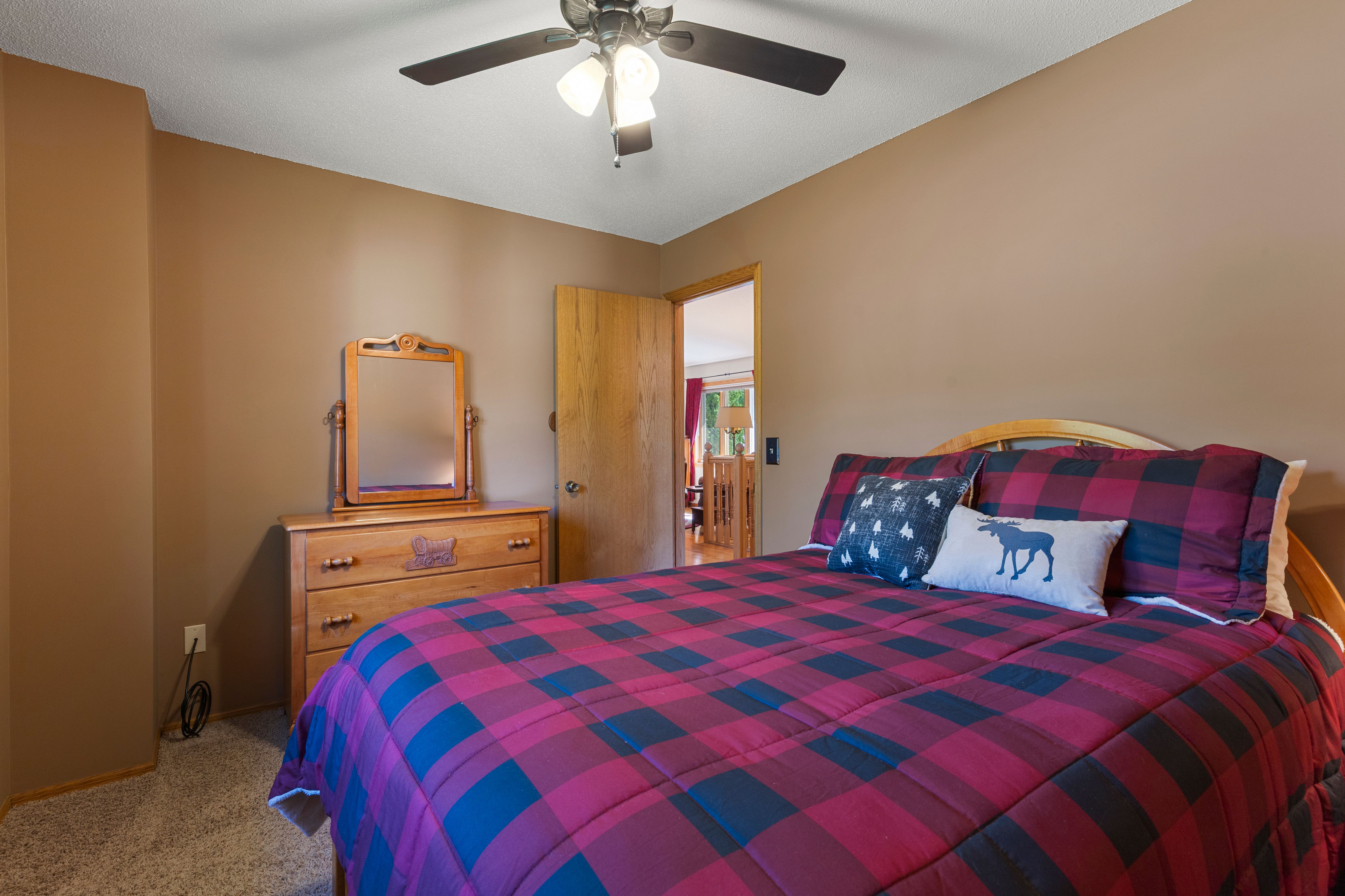  Inviting Champlin Living with Thoughtful Modern Updates - 物件實景