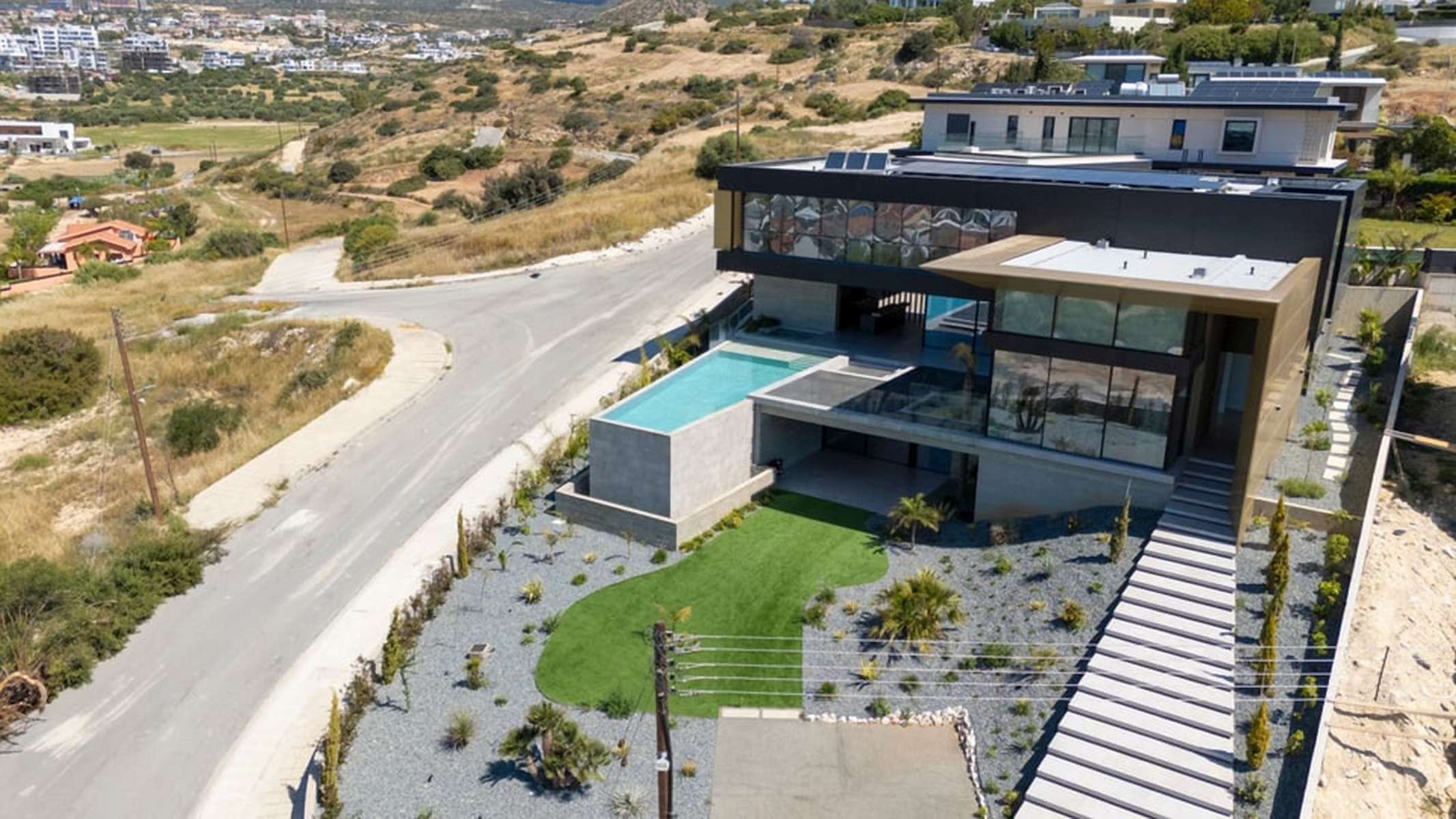  6 Bedroom 3 Level Hillside Villa with Sea Views in Paniotis, Limassol - 物件實景