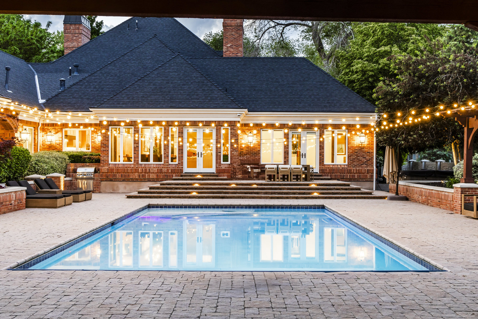  Gated West Jordan 2 Story Estate with 10 Car Garage and Swimming Pool - 物件實景