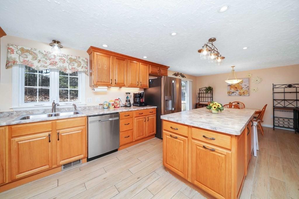 Oxford, Massachusetts, 01540, United States, 4 Bedrooms Bedrooms, ,4 BathroomsBathrooms,Residential,For Sale,1936880