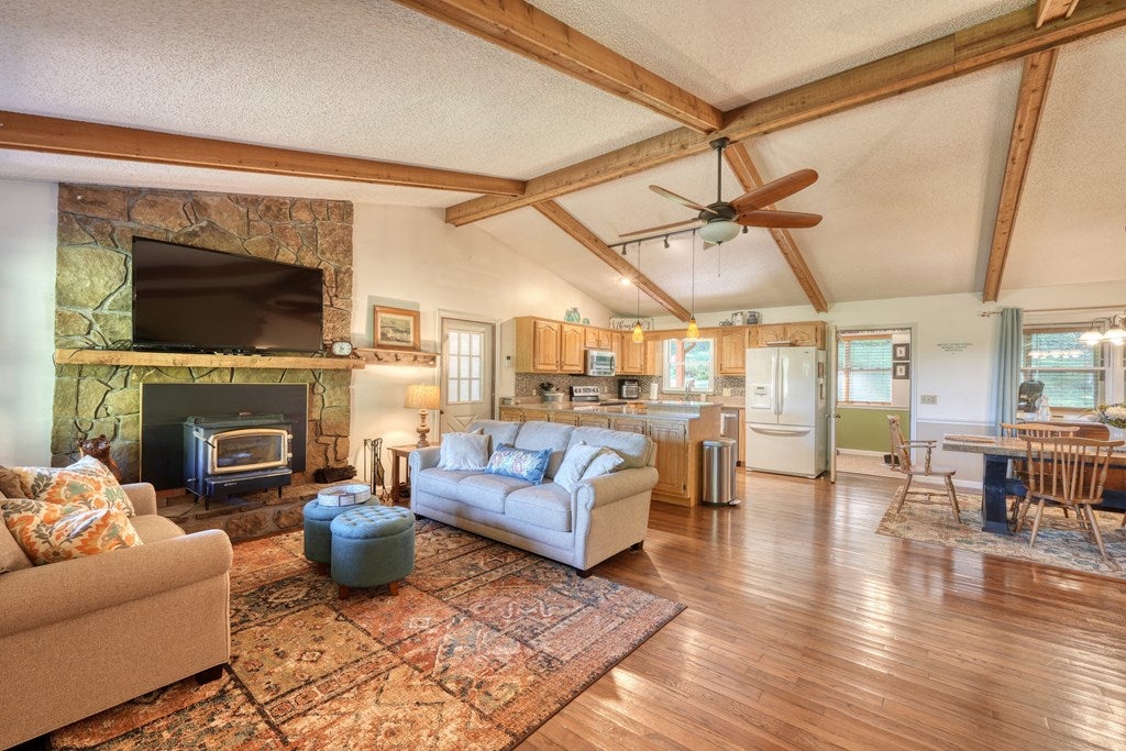 Blairsville, Georgia, 30512, United States, 2 Bedrooms Bedrooms, ,2 BathroomsBathrooms,Residential,For Sale,1932142