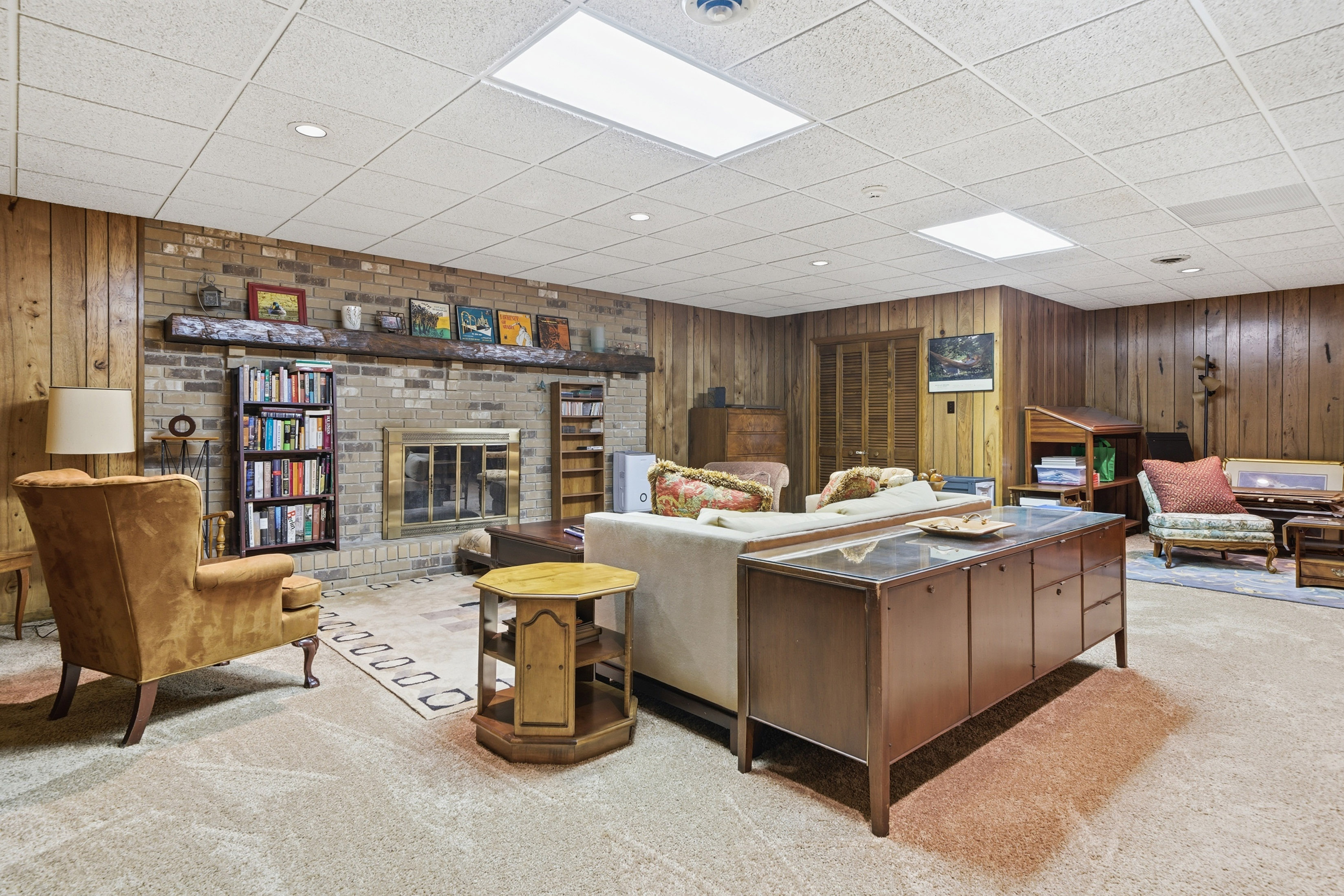  Brick Ranch Perfectly Positioned on 27 Acres with Pond - 物件實景