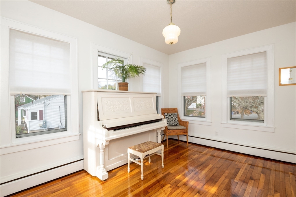 Stoneham, Massachusetts, 02180, United States, 3 Bedrooms Bedrooms, ,1 BathroomBathrooms,Residential,For Sale,1974413