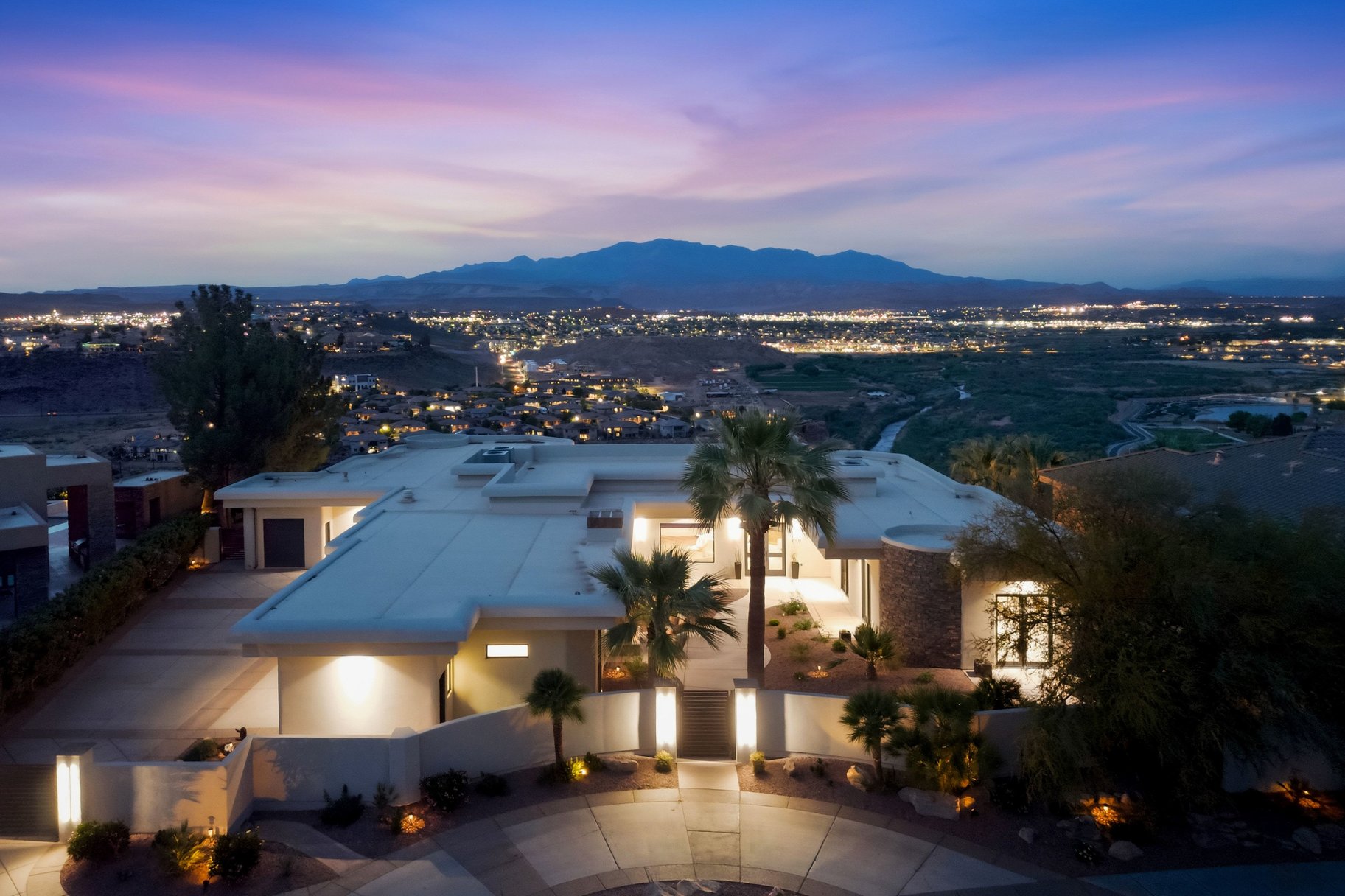  On The edge Of Stone Cliff With Sweeping Stunning City And Mountain Views - 物件實景