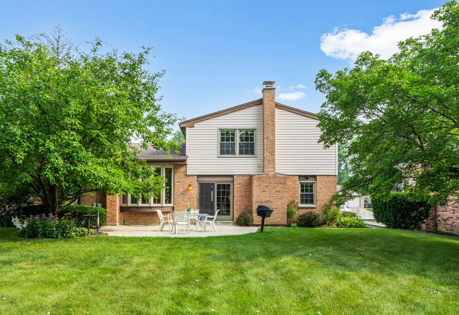 Arlington Heights, Illinois, 60004, United States, 3 Bedrooms Bedrooms, ,3 BathroomsBathrooms,Residential,For Sale,1939411