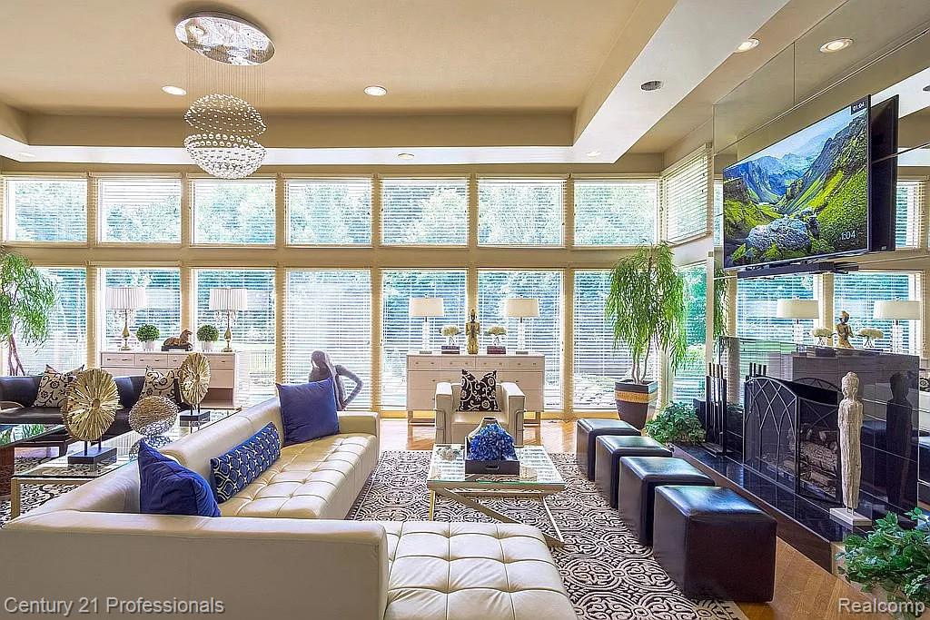 OrchardLake, Michigan, 48323, United States, 5 Bedrooms Bedrooms, ,5 BathroomsBathrooms,Residential,For Sale,1980200