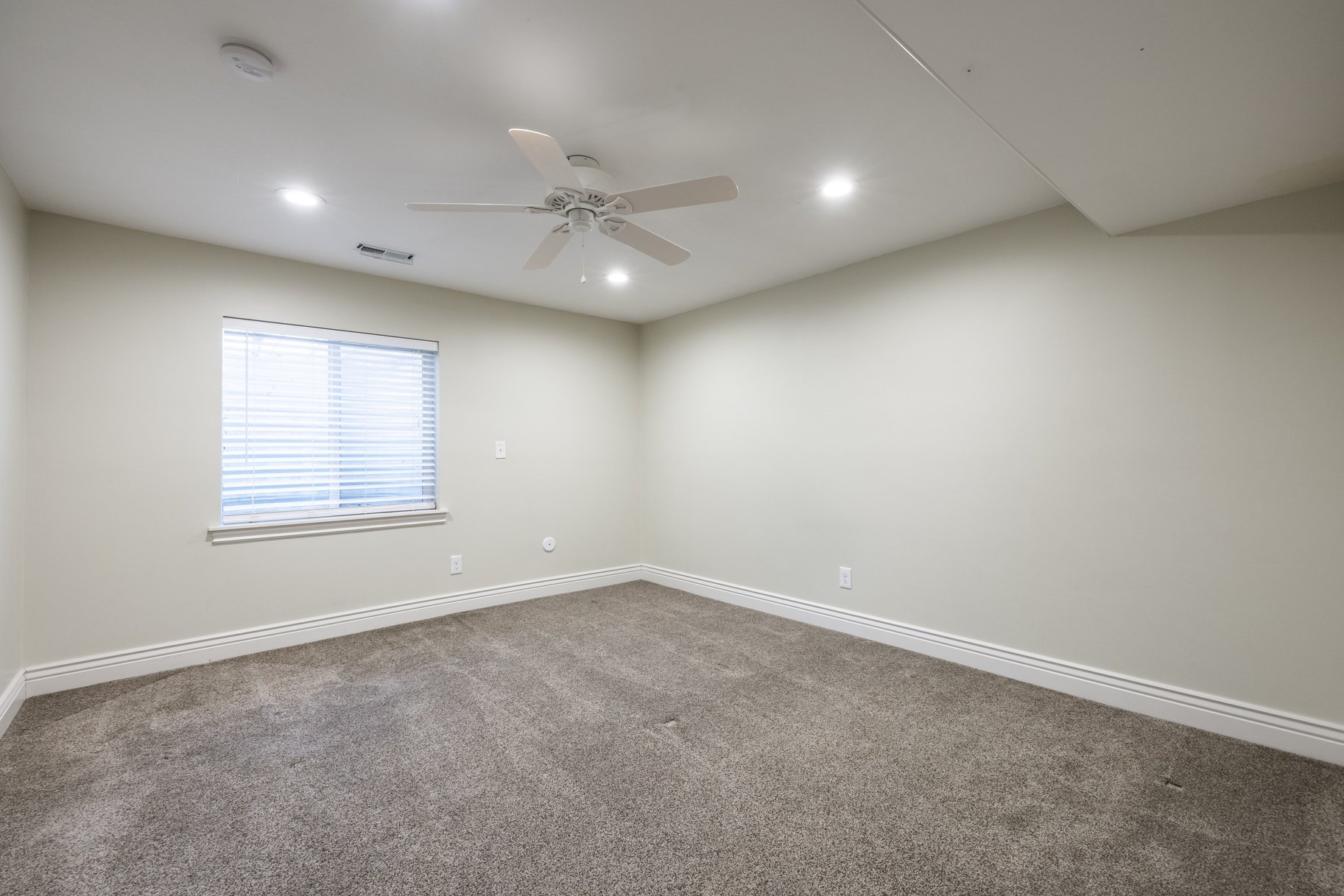  Riverton Corner-Lot Home: 7 Beds, Main-Floor Bedroom, 3-Car Garage & RV Parking - 物件實景