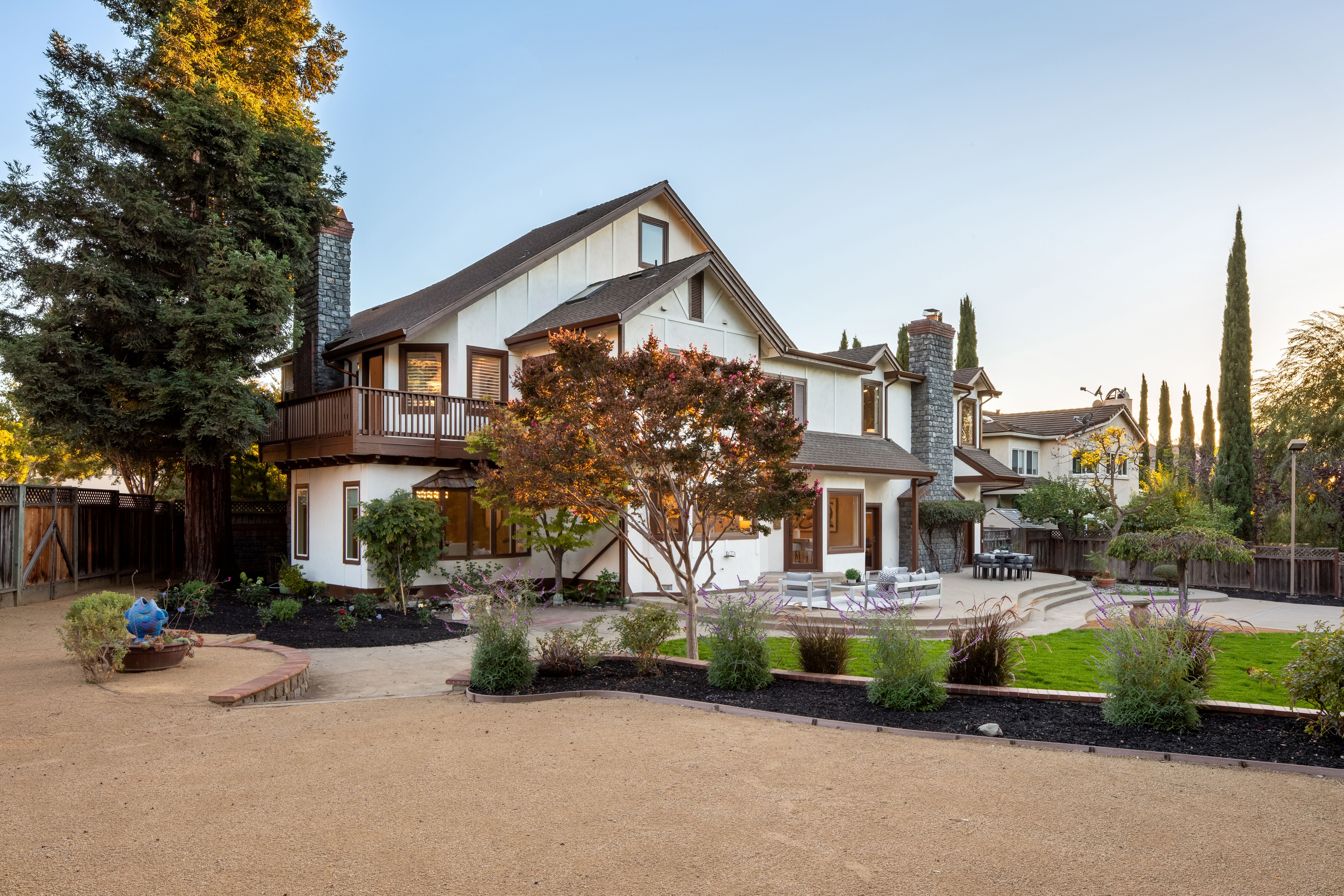  Grand Tudor Estate Offering Luxury Living in Gated Vineyard Heights - 物件實景