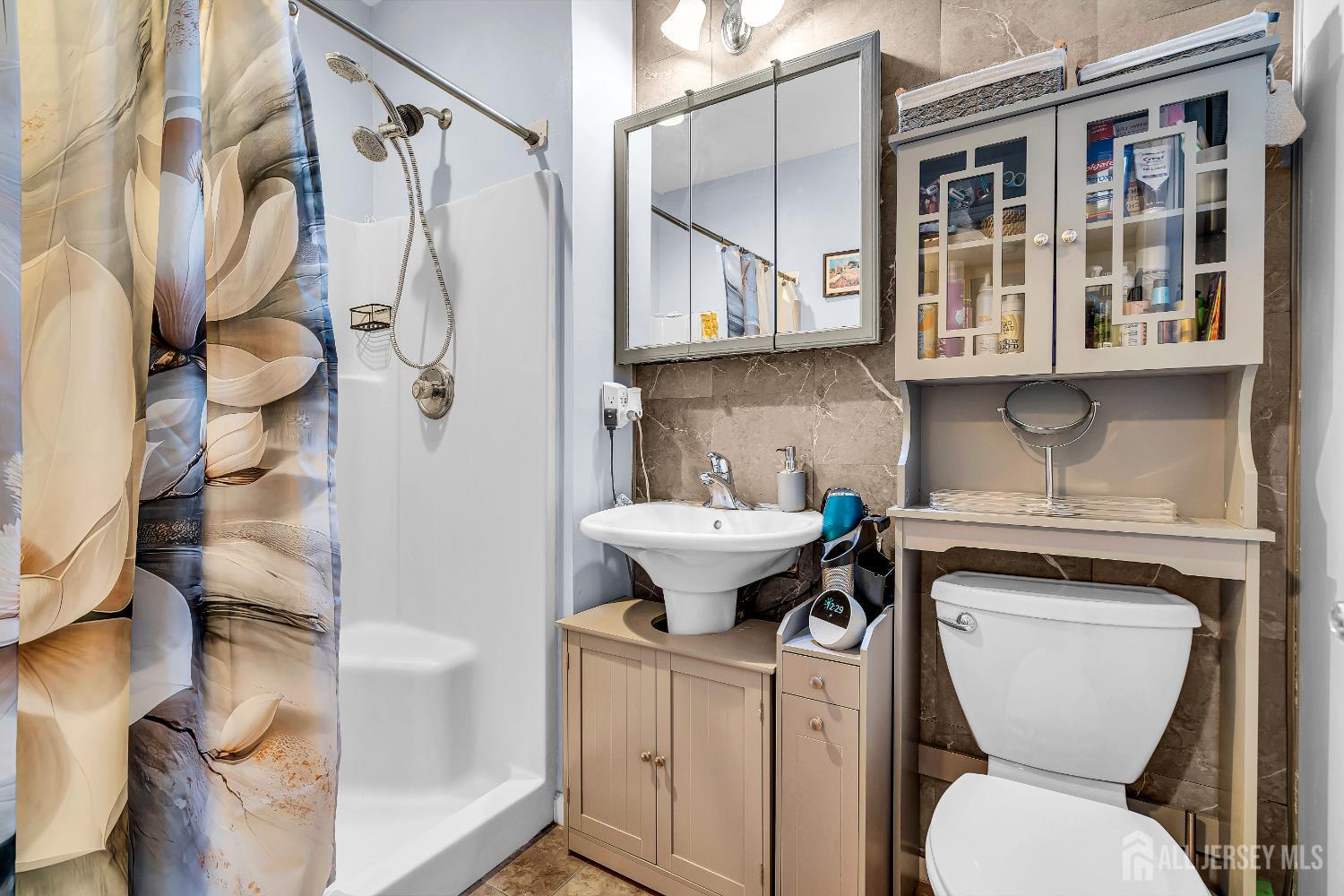 Woodbridge Proper, New Jersey, 07095, United States, 5 Bedrooms Bedrooms, ,2 BathroomsBathrooms,Residential,For Sale,1906051