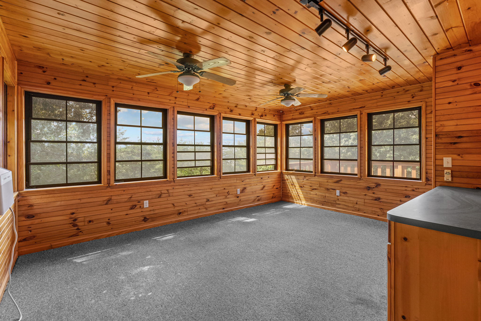 Dandridge, Tennessee, 37725, United States, 2 Bedrooms Bedrooms, ,2 BathroomsBathrooms,Residential,For Sale,1928860