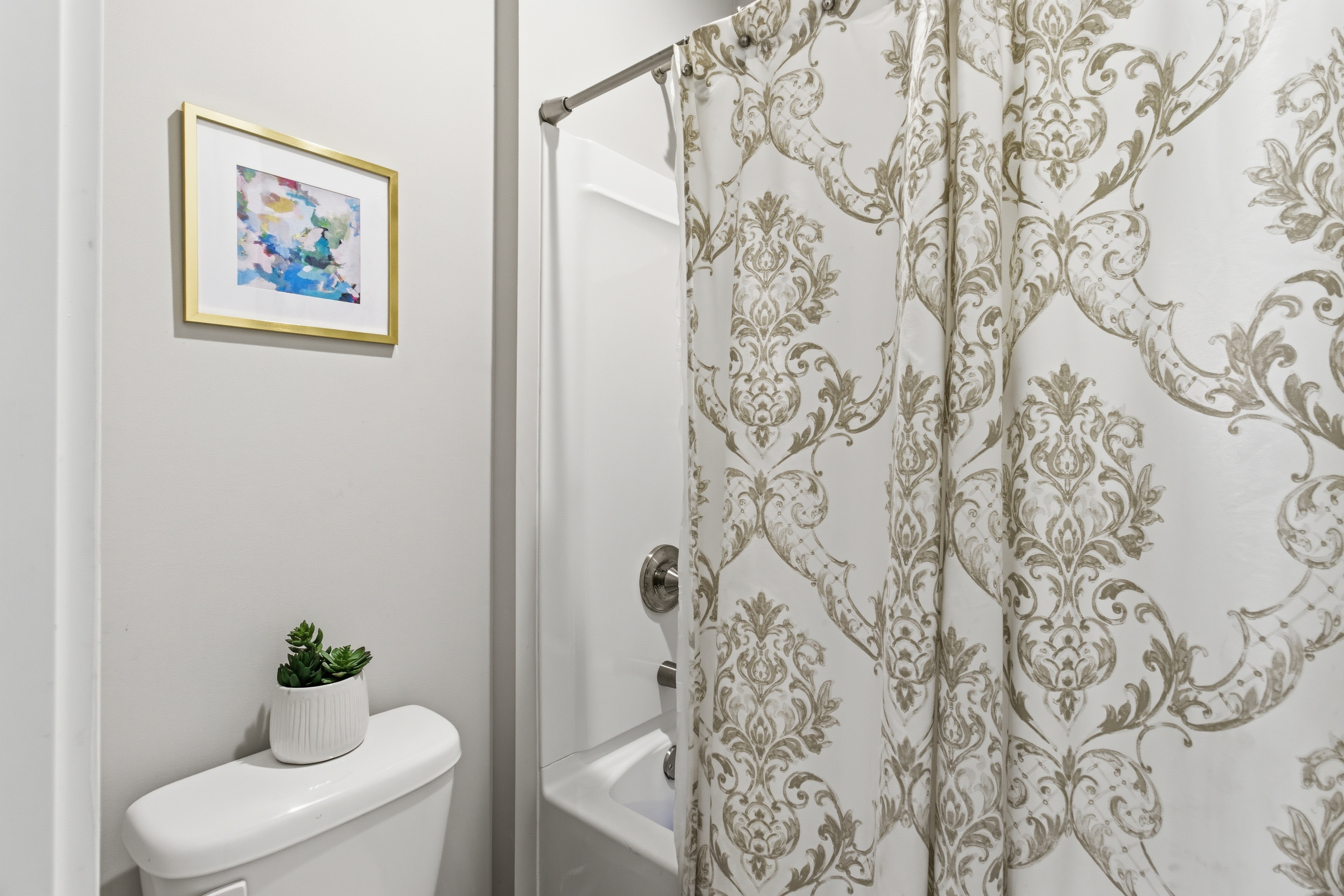  Spacious Corner-Lot Retreat With Flexible Living - 物件實景