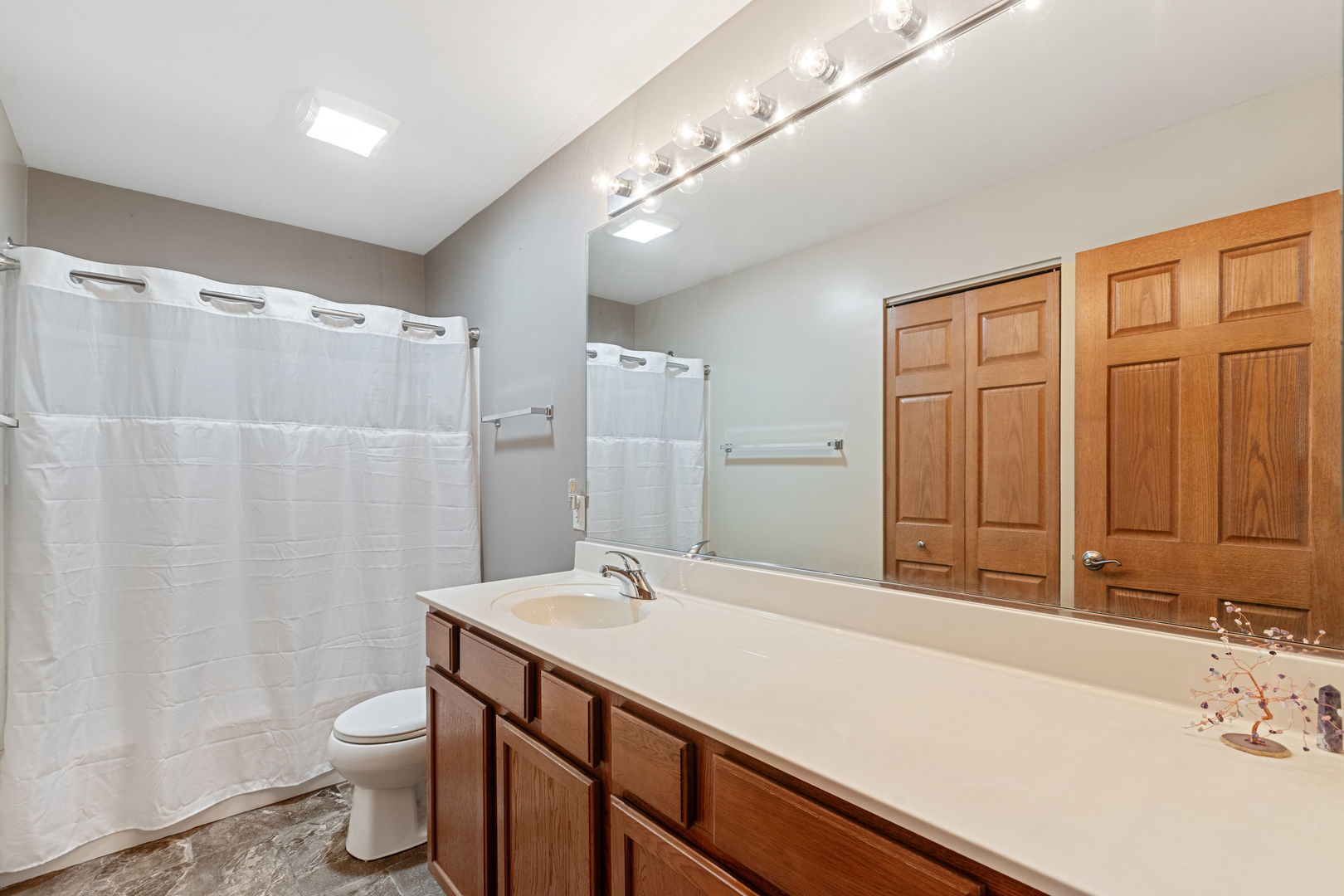 McHenry, Illinois, 60051, United States, 5 Bedrooms Bedrooms, ,5 BathroomsBathrooms,Residential,For Sale,1912469