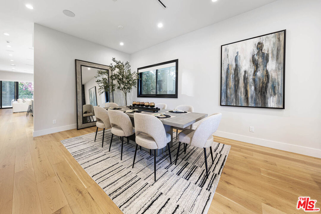 Los Angeles, California, 90048, United States, 4 Bedrooms Bedrooms, ,2 BathroomsBathrooms,Residential,For Sale,1962418