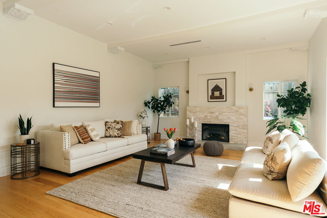 Los Angeles, California, 90019, United States, 4 Bedrooms Bedrooms, ,4 BathroomsBathrooms,Residential,For Sale,1889946