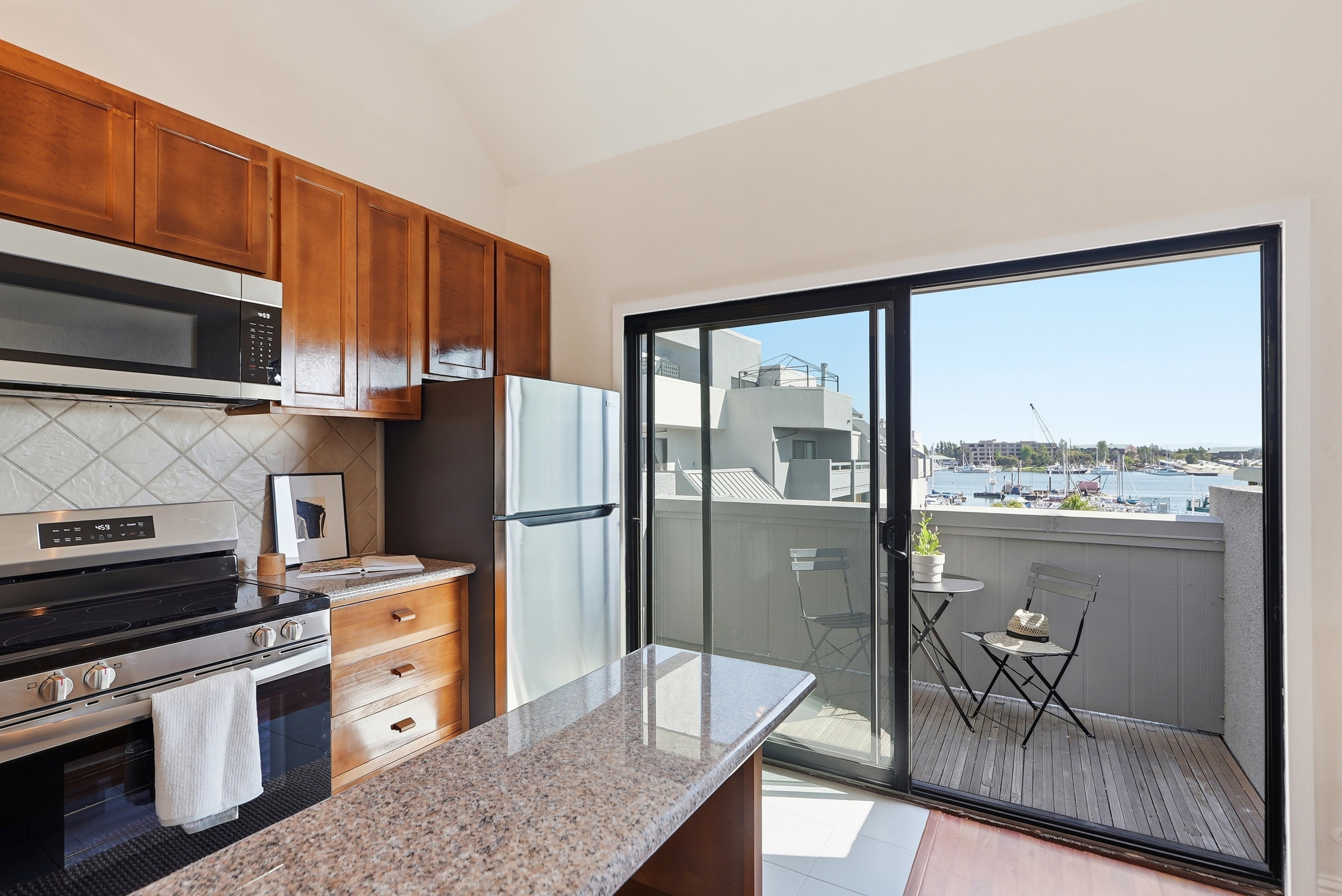  Stylishly Waterfront Condominium with Resort-Style Amenities - 物件實景