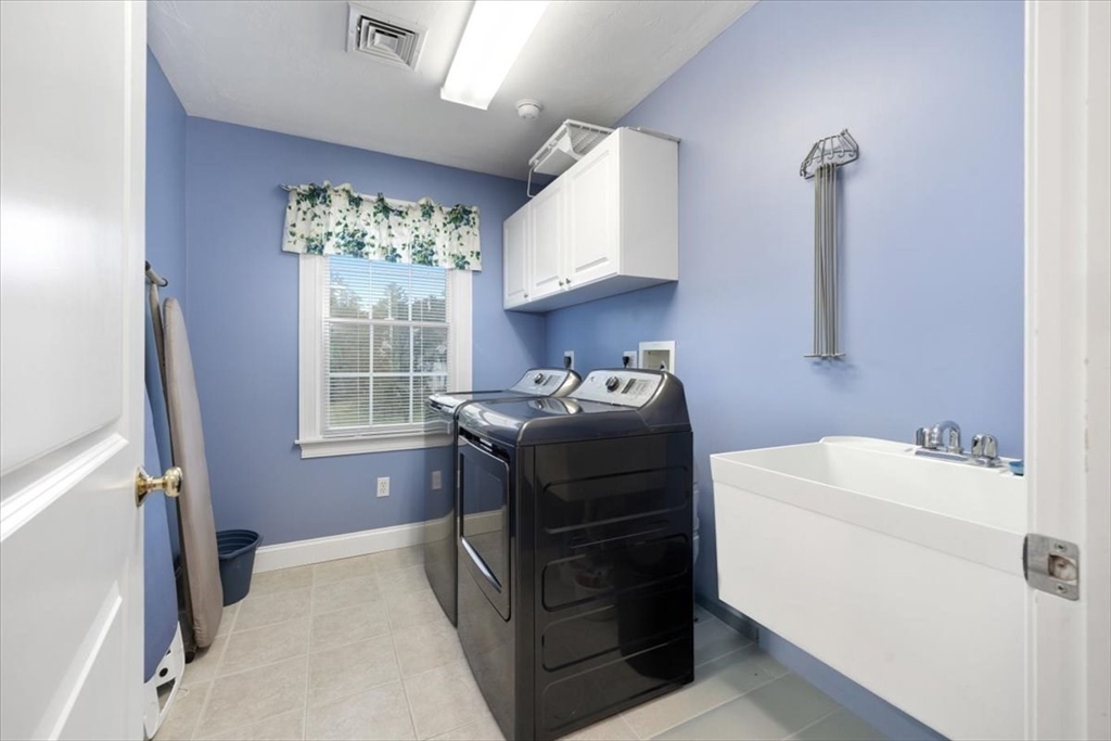 Hanover, Massachusetts, 02339, United States, 5 Bedrooms Bedrooms, ,5 BathroomsBathrooms,Residential,For Sale,1940579
