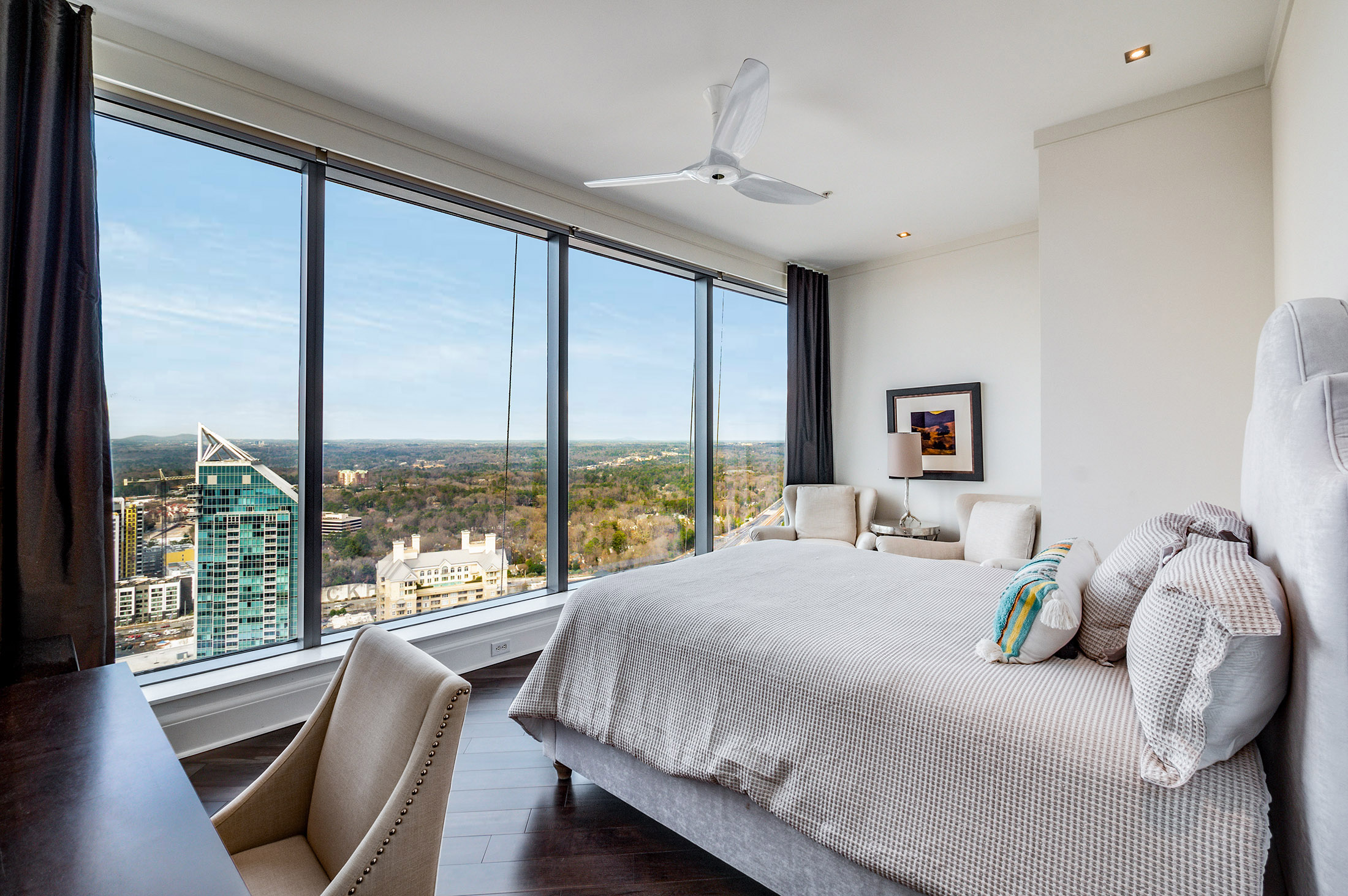  Exceptional Corner Unit with Stunning Skyline Views - 物件實景