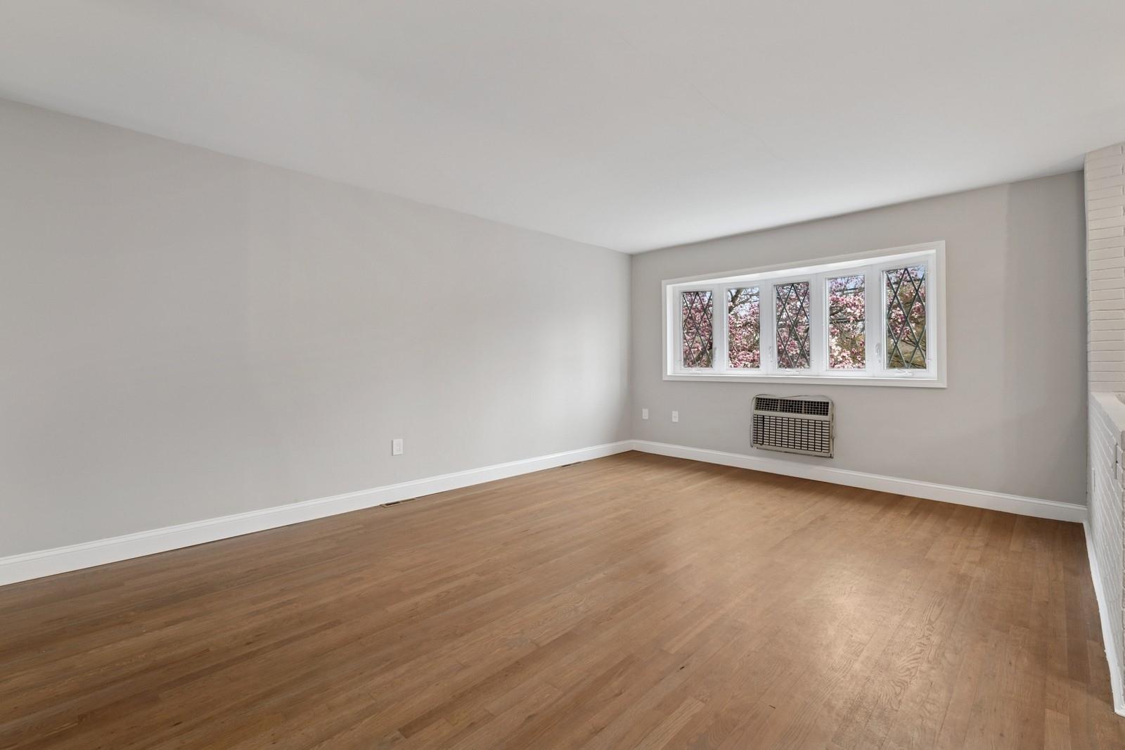 Bronx, New York, 10465, United States, 3 Bedrooms Bedrooms, ,2 BathroomsBathrooms,Residential,For Sale,1794216