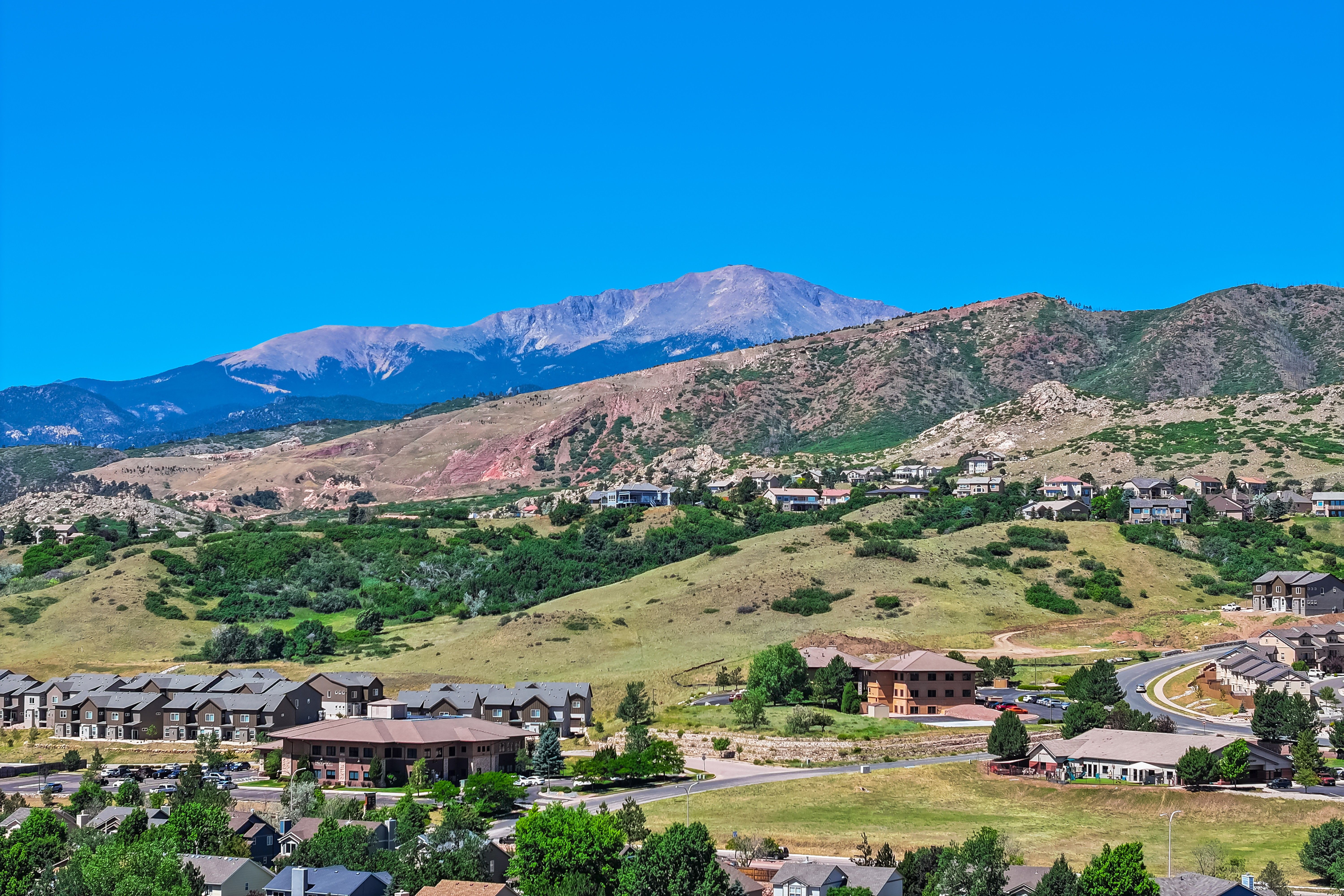  Nestled on a Spacious Corner Lot, Discover Mountain Charm w/ Warm Wood Accents - 物件實景