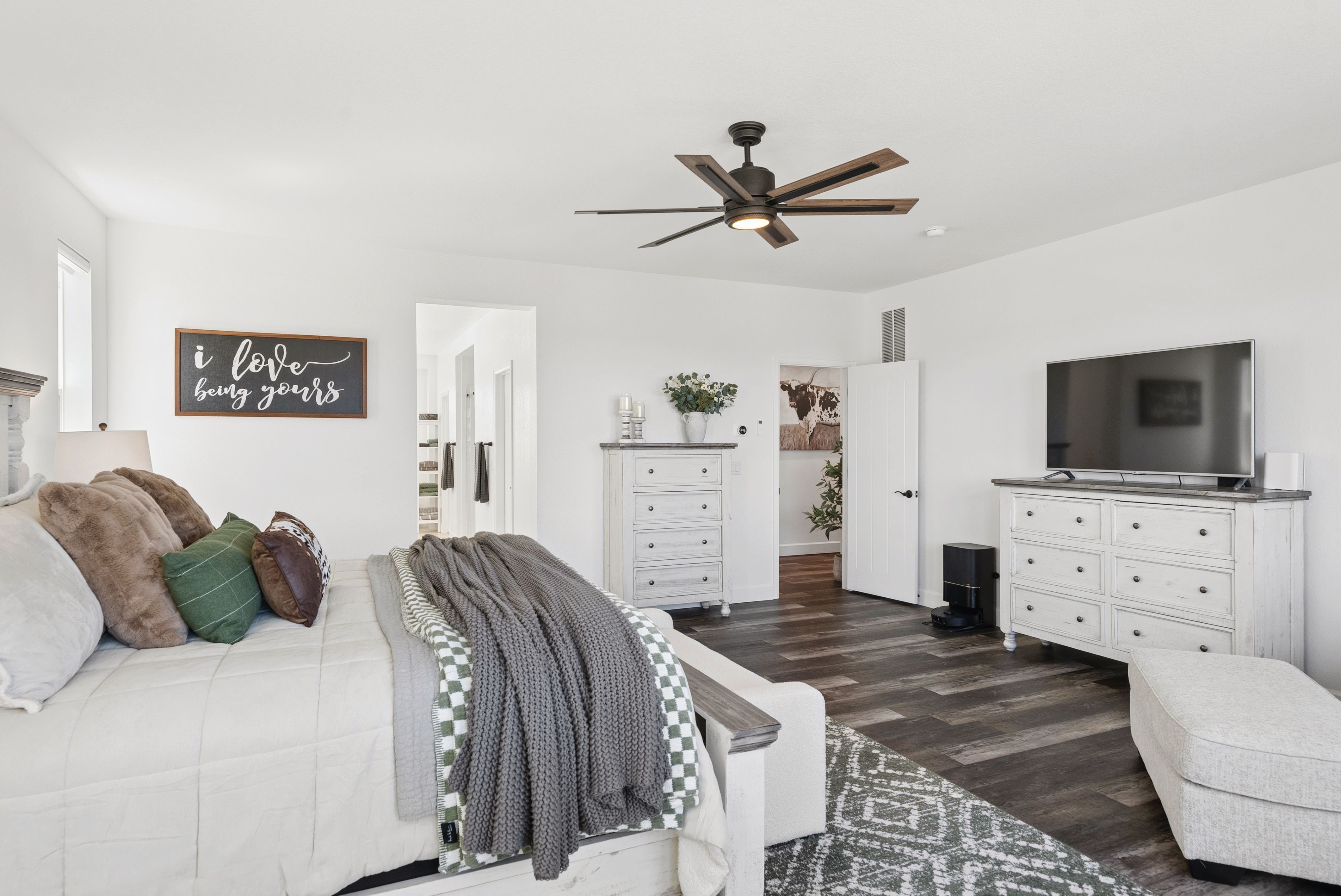  Newer construction, thoughtful design, and beautifully scaled spaces - 物件實景