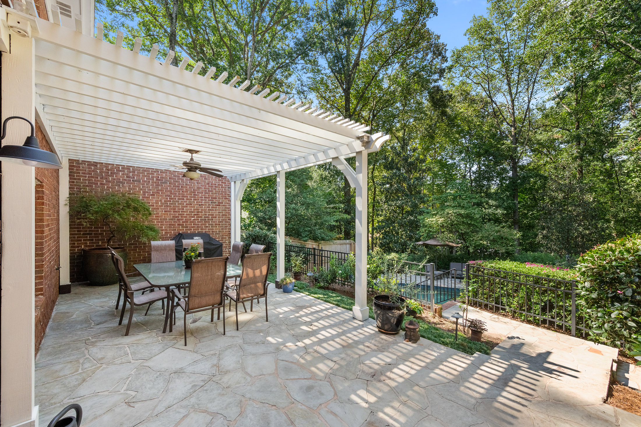  Charming Ranch Home with Heated Pool in a Great Sandy Springs Location - 物件實景