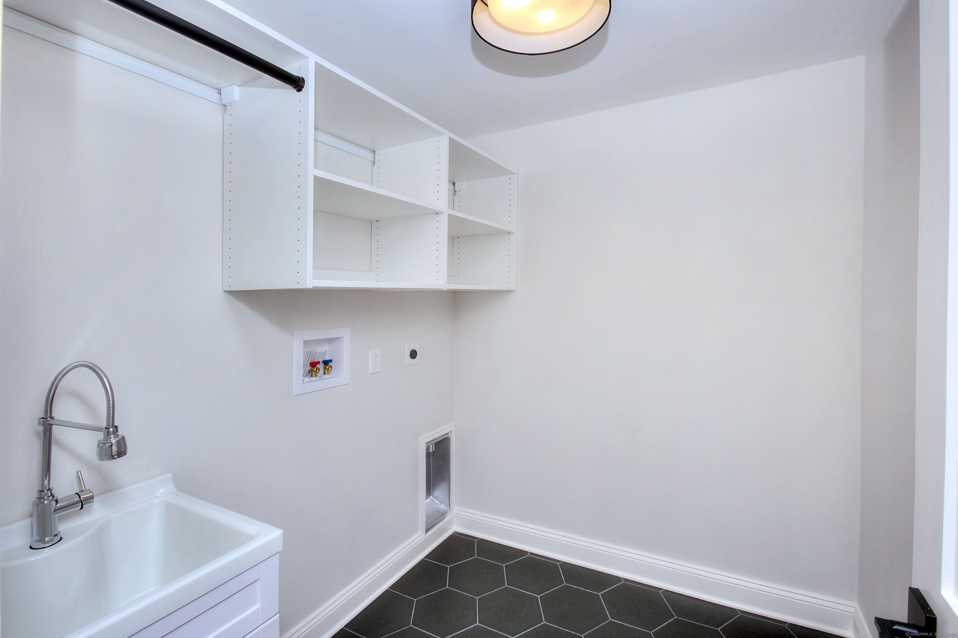 Fairfield, Connecticut, 06824, United States, 5 Bedrooms Bedrooms, ,5 BathroomsBathrooms,Residential,For Sale,1987495