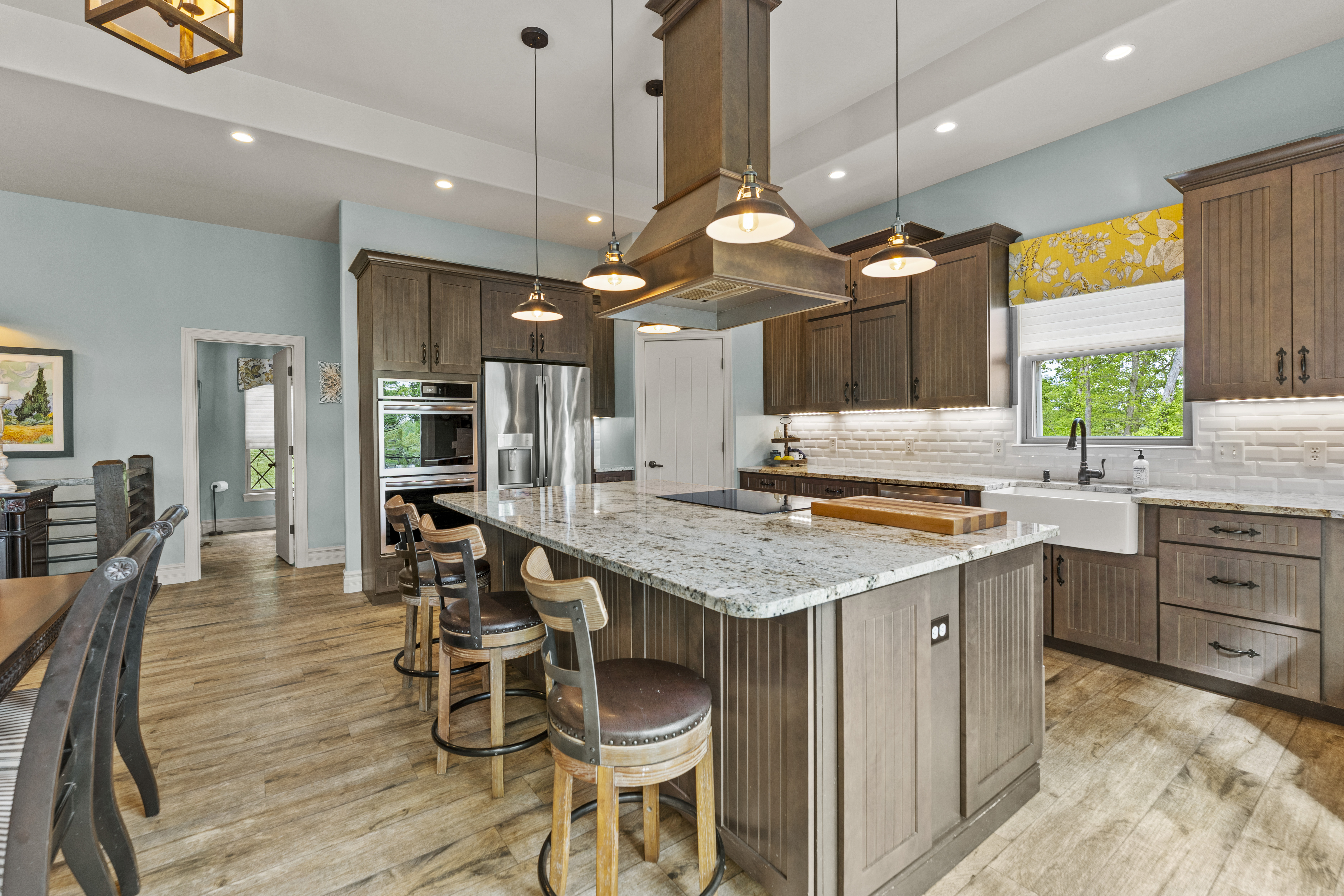  Discover unmatched luxury and versatility in this custom Craftsman-style estate - 物件實景