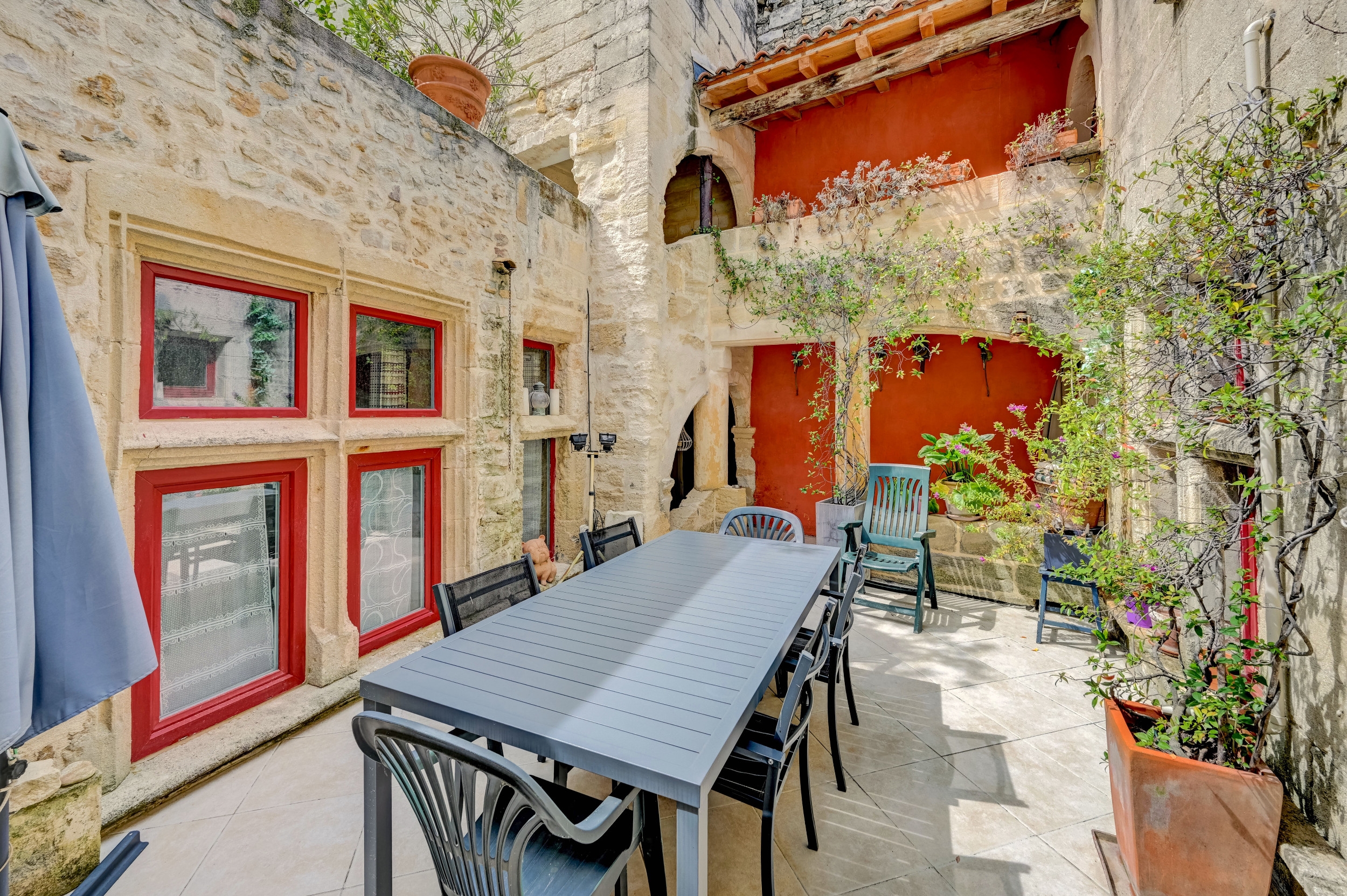  Located near Avignon, Arles and Saint Rémy de Provence, magnificent 15th centur… - 物件實景