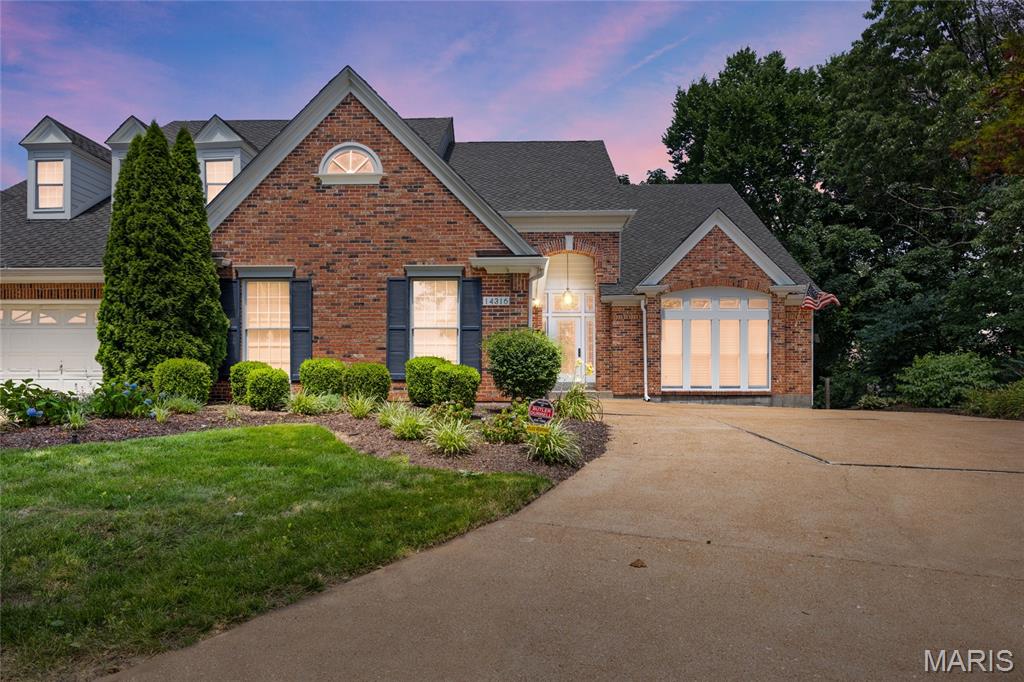 Chesterfield, Missouri, 63017, United States, 3 Bedrooms Bedrooms, ,4 BathroomsBathrooms,Residential,For Sale,1890003