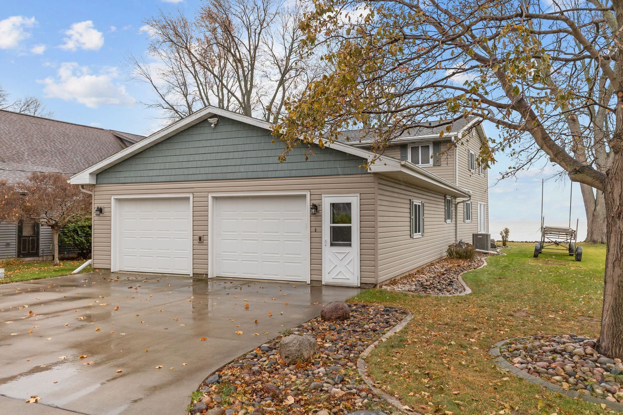 MENASHA, Wisconsin, 54942, United States, 4 Bedrooms Bedrooms, ,2 BathroomsBathrooms,Residential,For Sale,1996983